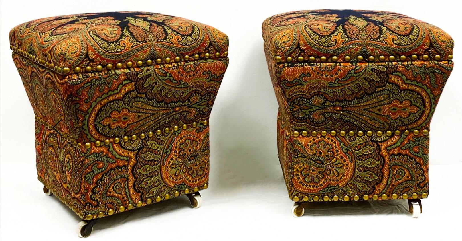 Paire d'ottomans de rangement anglais tapissés à motif cachemire Bon état - En vente à Kennesaw, GA