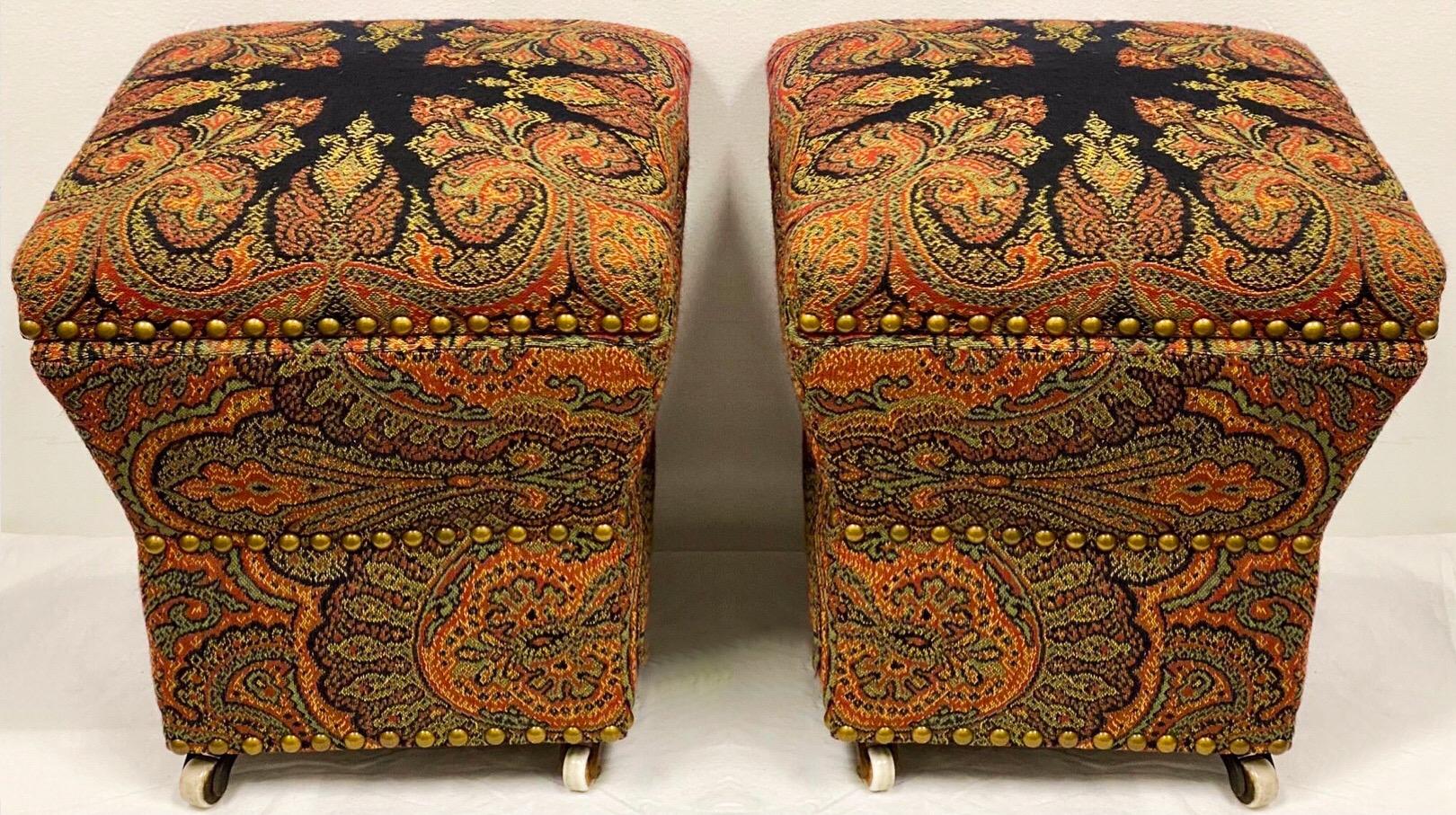 Laiton Paire d'ottomans de rangement anglais tapissés à motif cachemire en vente