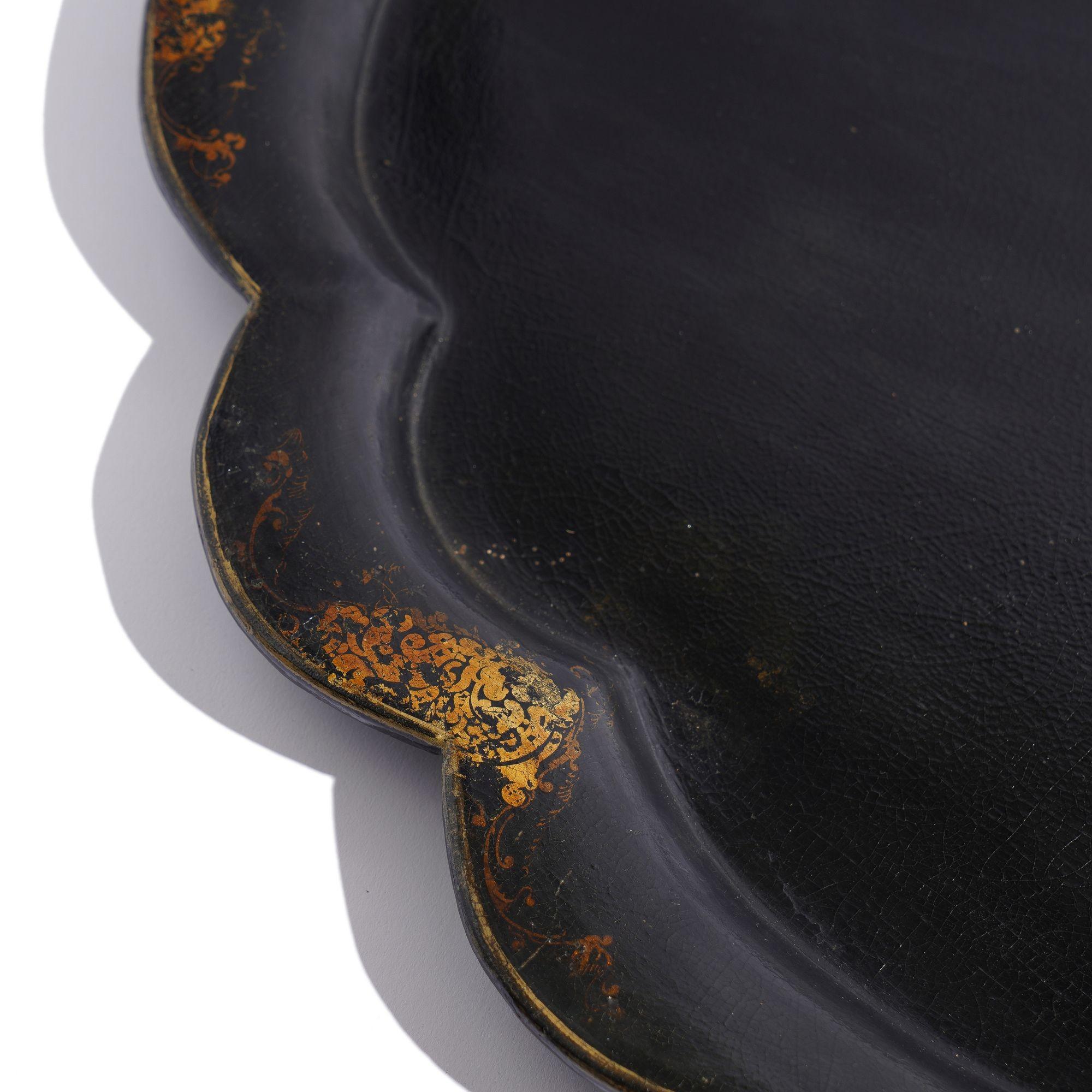 English paper mache tea tray with scalloped edge, 1850's In Good Condition For Sale In Kenilworth, IL