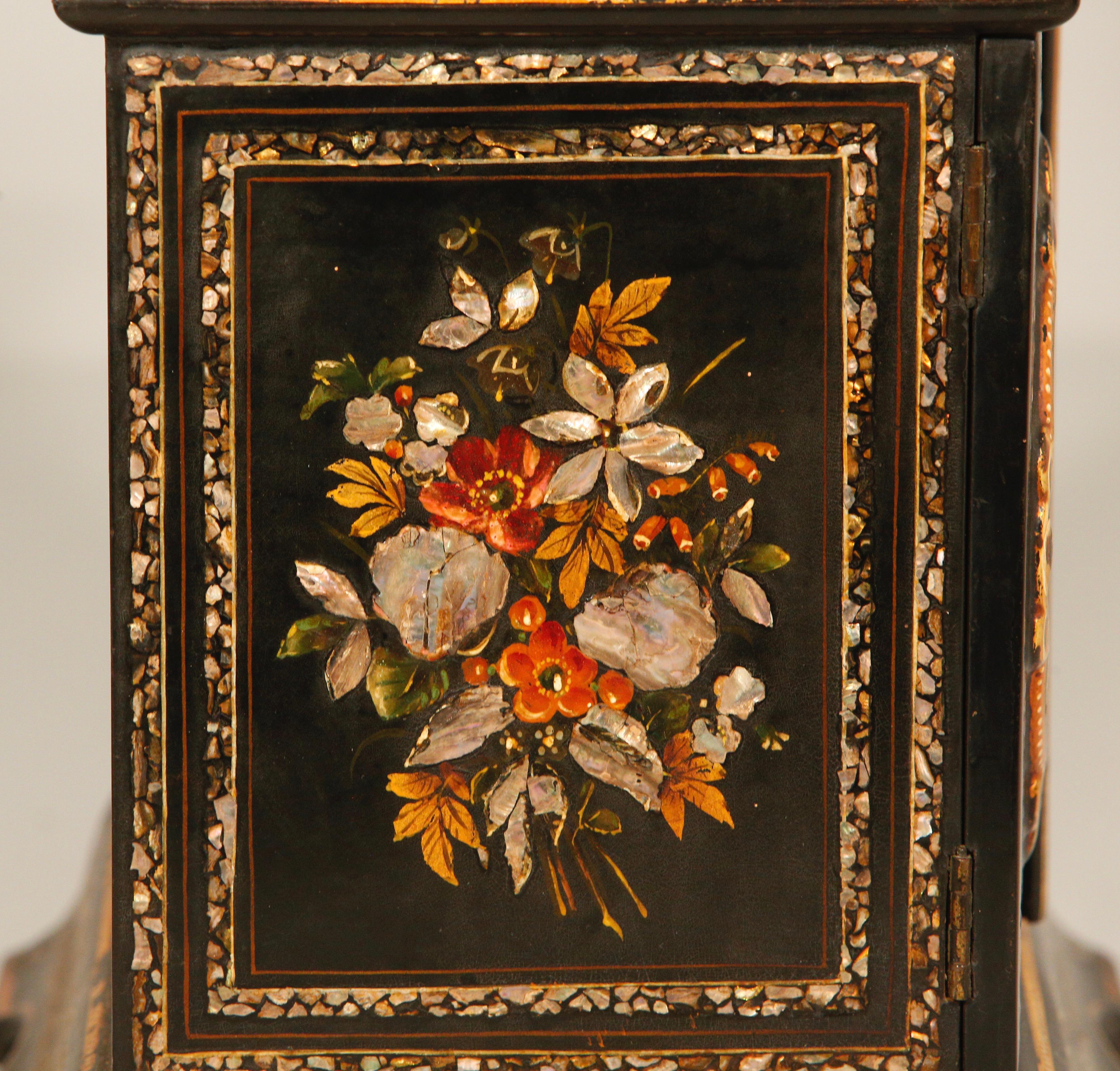 Englische Pappmaché-Schmuck-Nähkabinett-Box CIRCA 1860 im Angebot 4