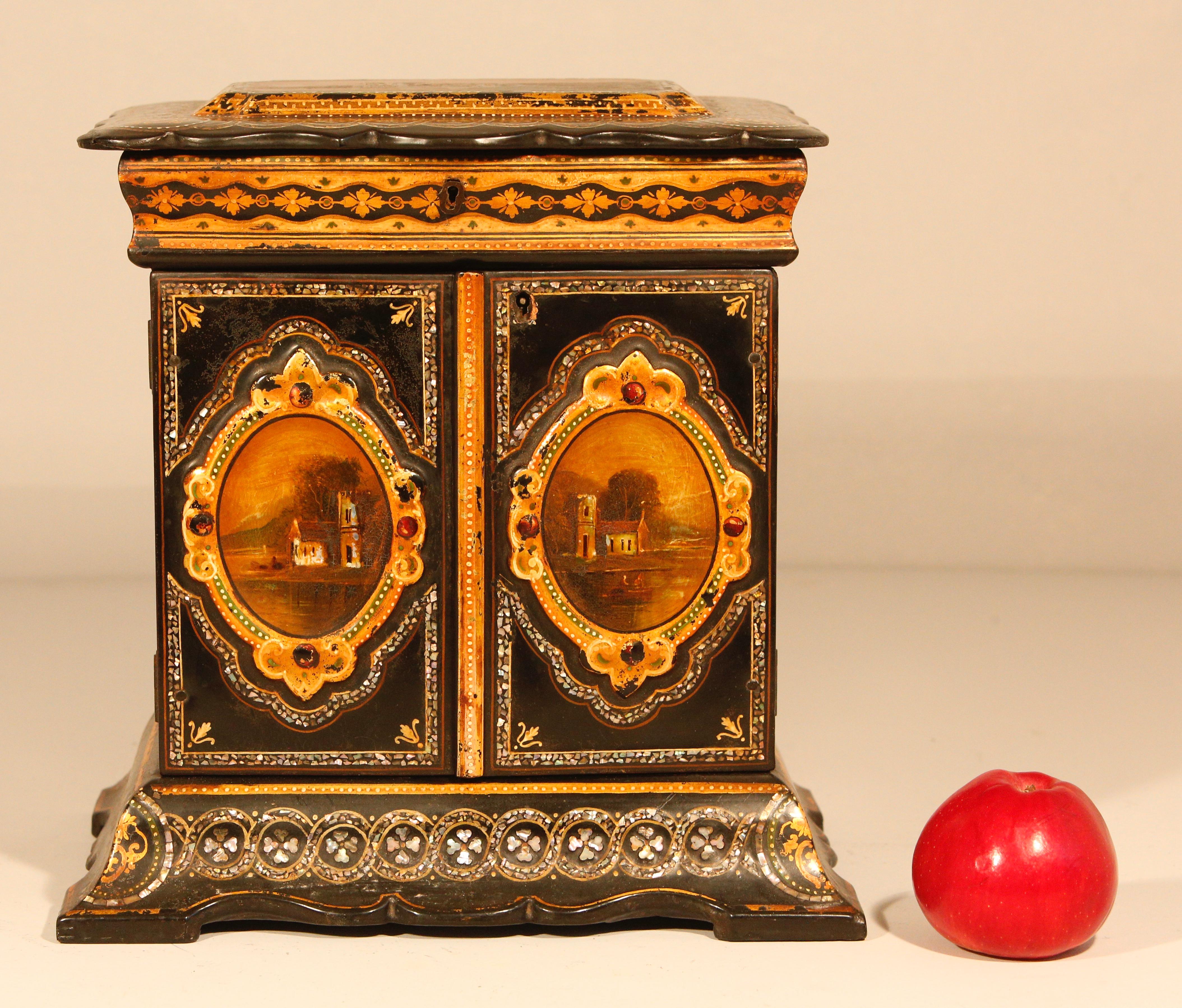 Englische Pappmaché-Schmuck-Nähkabinett-Box CIRCA 1860 im Angebot 11