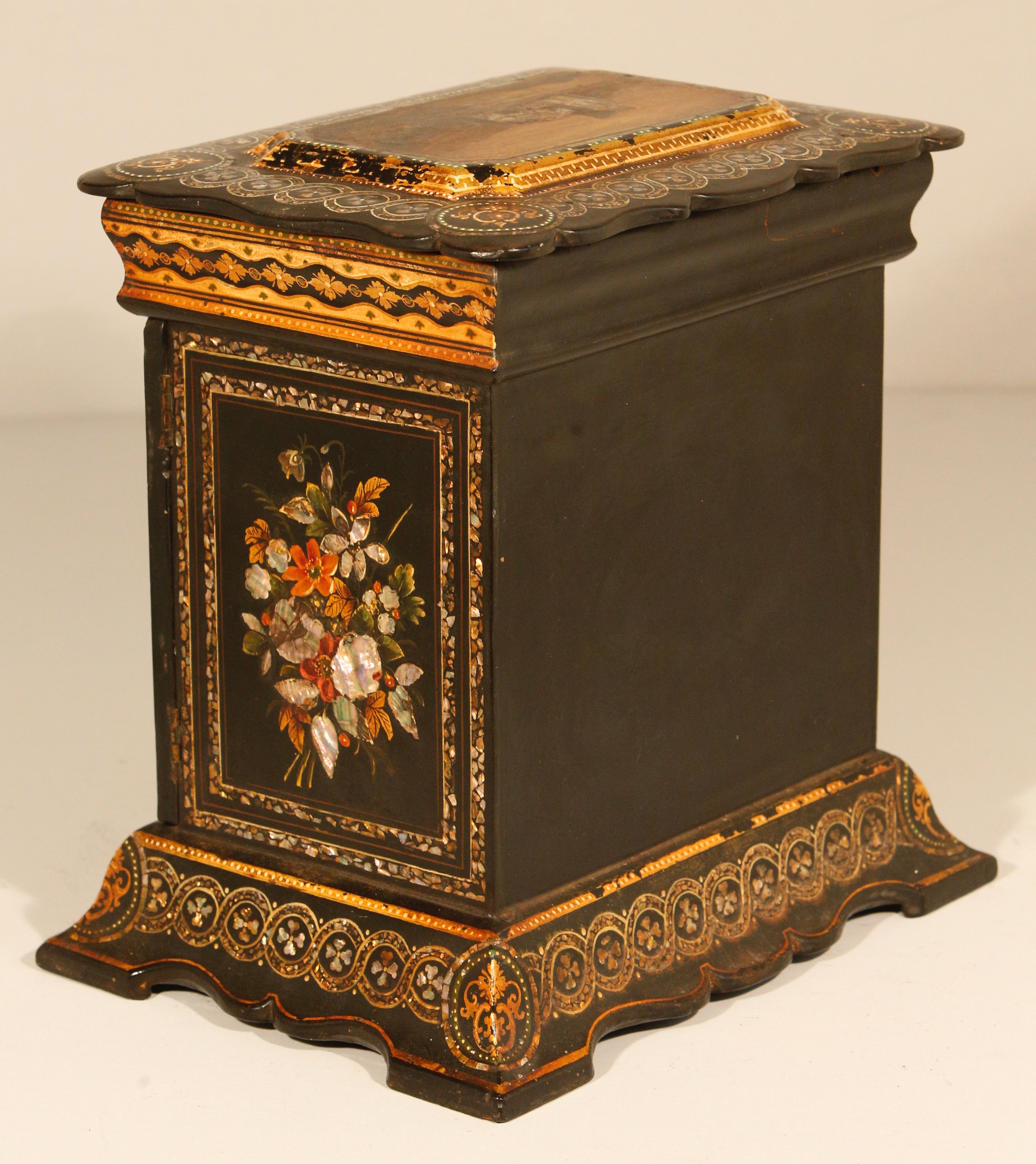 Englische Pappmaché-Schmuck-Nähkabinett-Box CIRCA 1860 im Zustand „Gut“ im Angebot in Cheltenham, GB