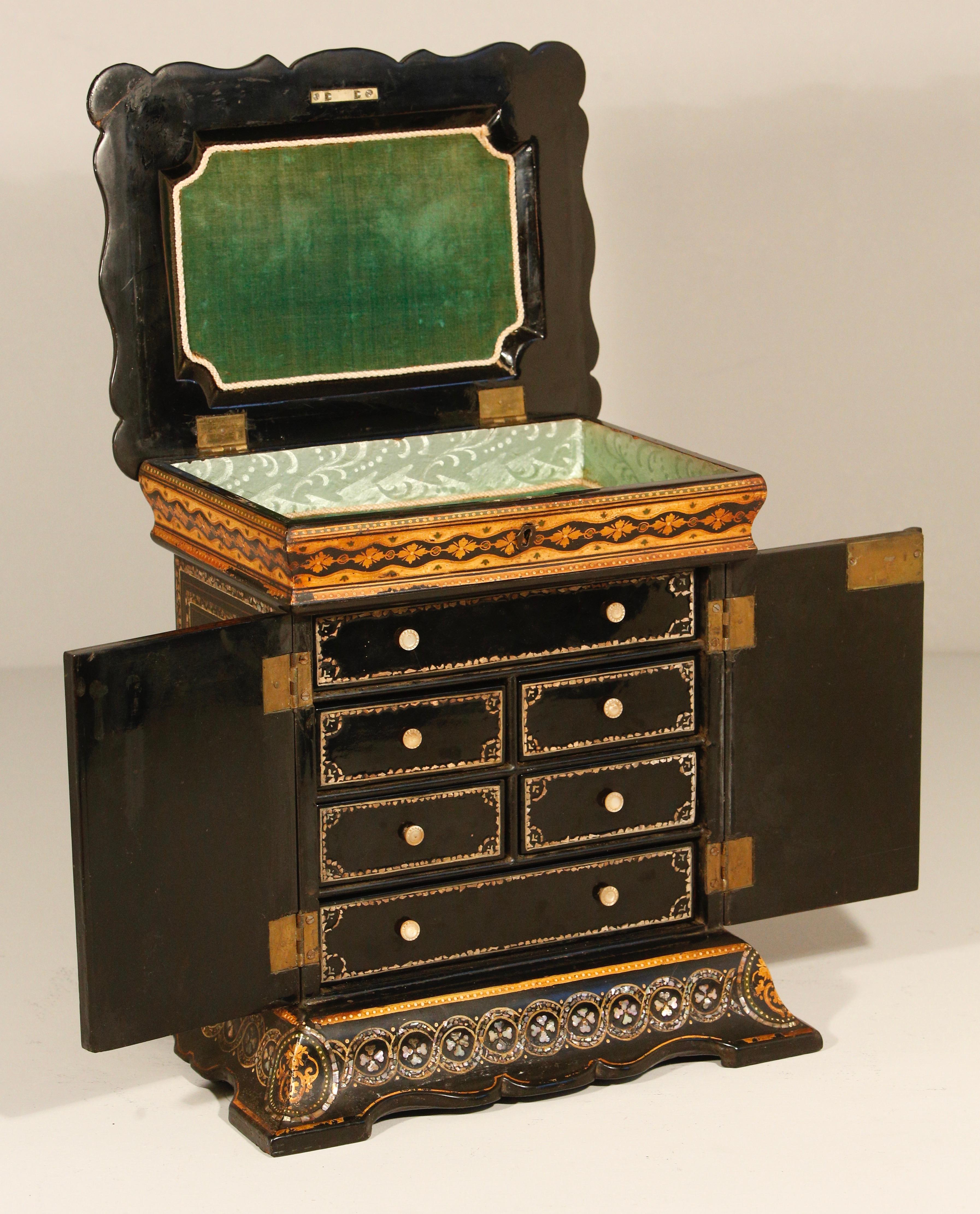 Englische Pappmaché-Schmuck-Nähkabinett-Box CIRCA 1860 im Angebot 1
