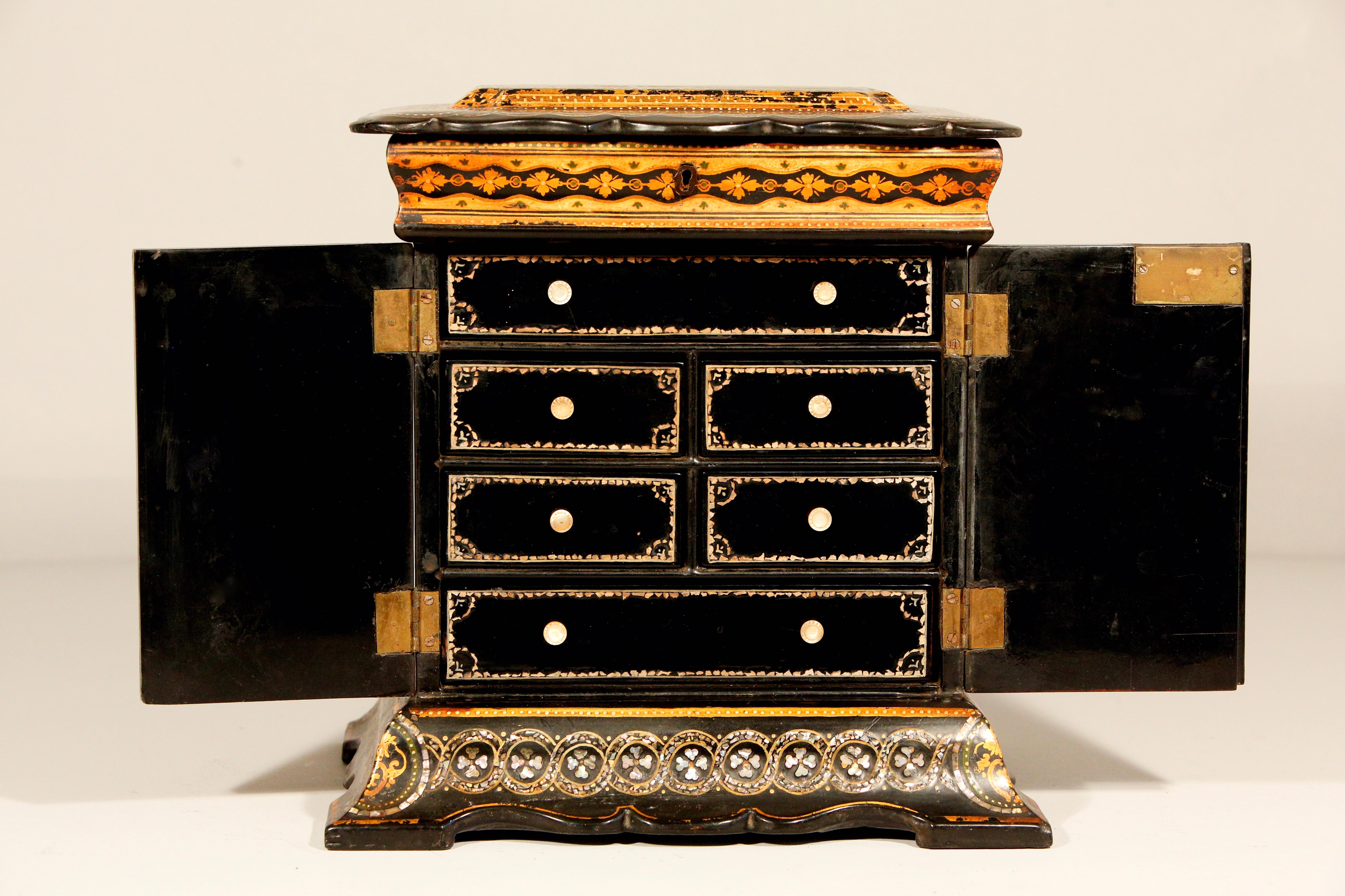 Englische Pappmaché-Schmuck-Nähkabinett-Box CIRCA 1860 im Angebot 2