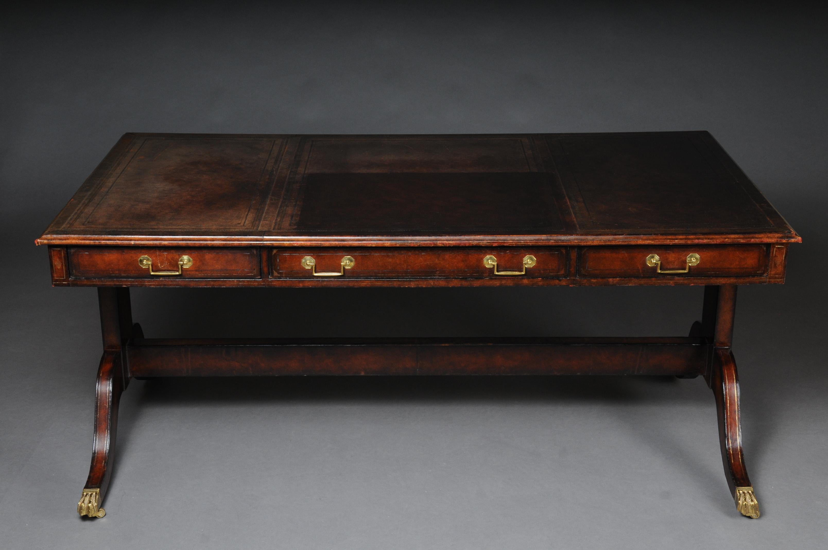 Both sides profiled three-door frame, slightly protruding tabletop. Writing surface decorated with exceptional gold embossing. Victoria style.
Body completely covered with leather
the table has castors on the feet
(L-146).