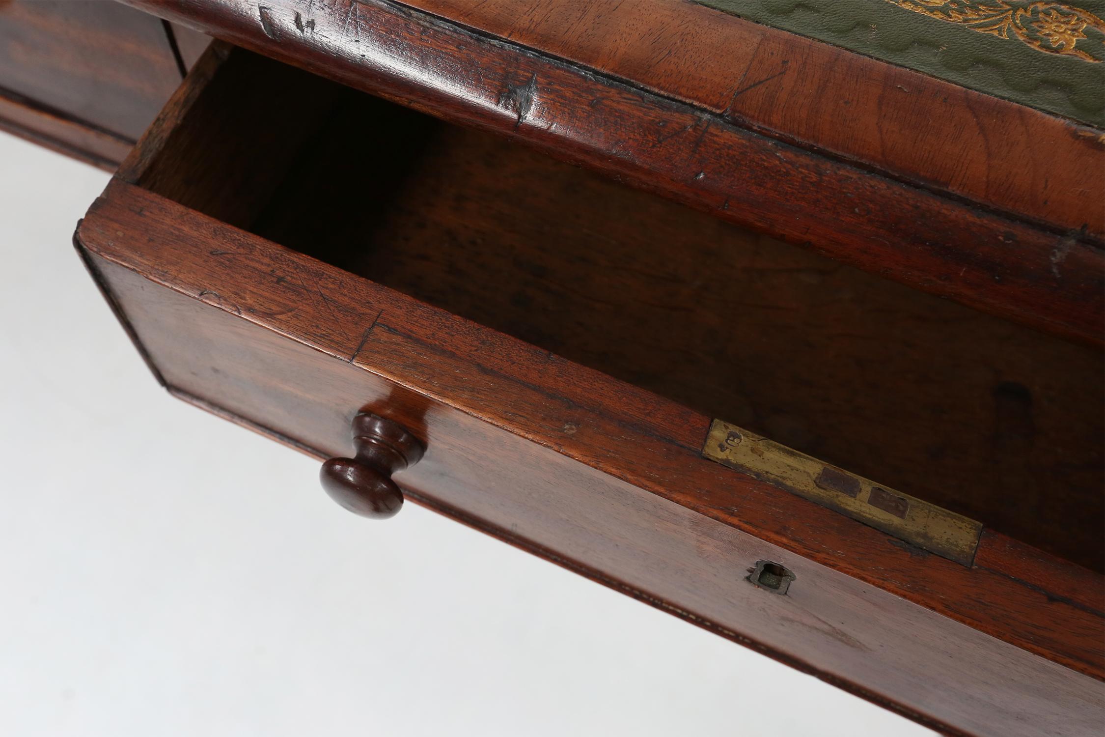  Englischer Partner-Schreibtisch mit grüner, mit Leder verzierter Oberfläche, um 1870 im Angebot 2