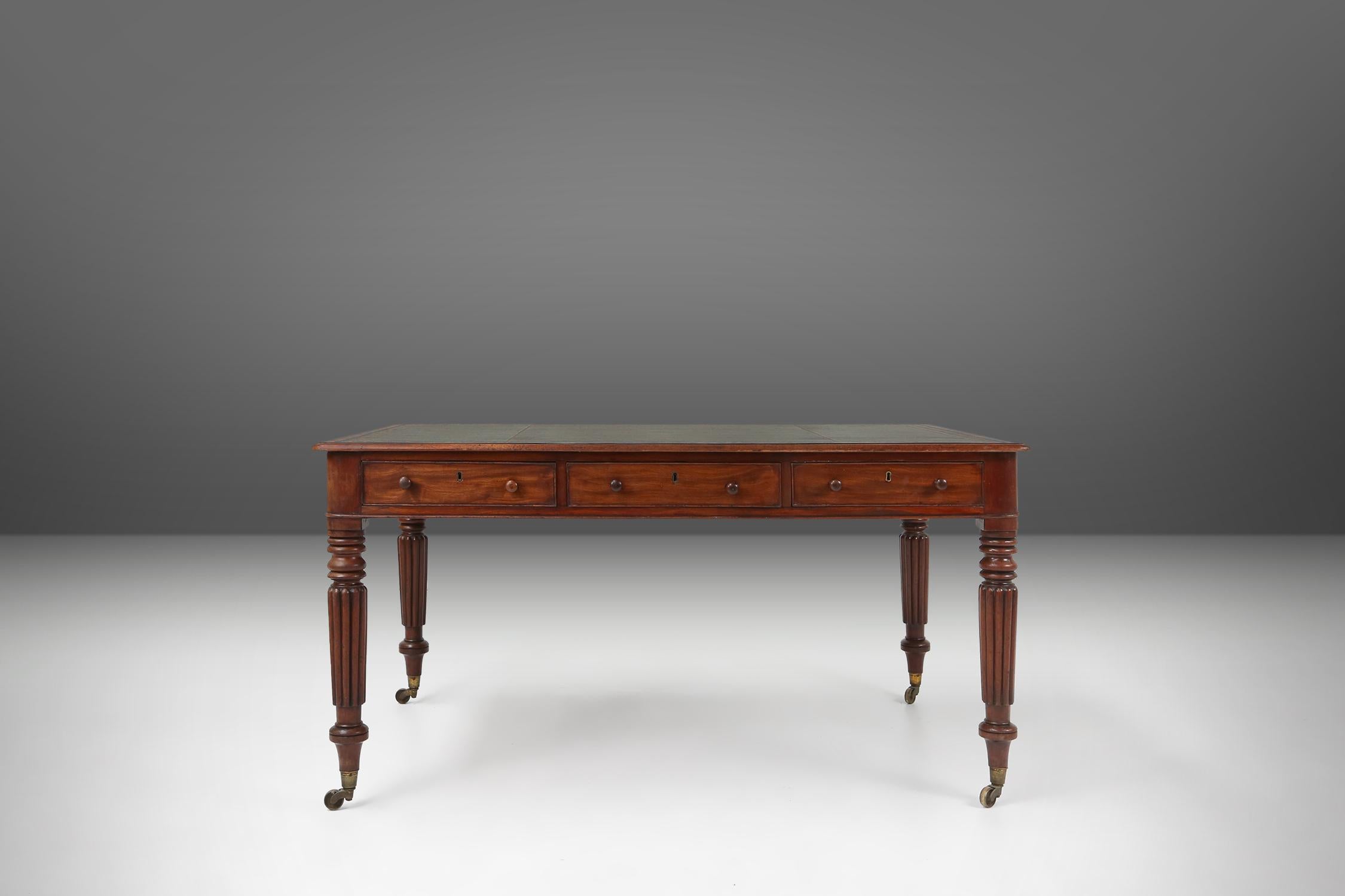  Englischer Partner-Schreibtisch mit grüner, mit Leder verzierter Oberfläche, um 1870 im Angebot 9