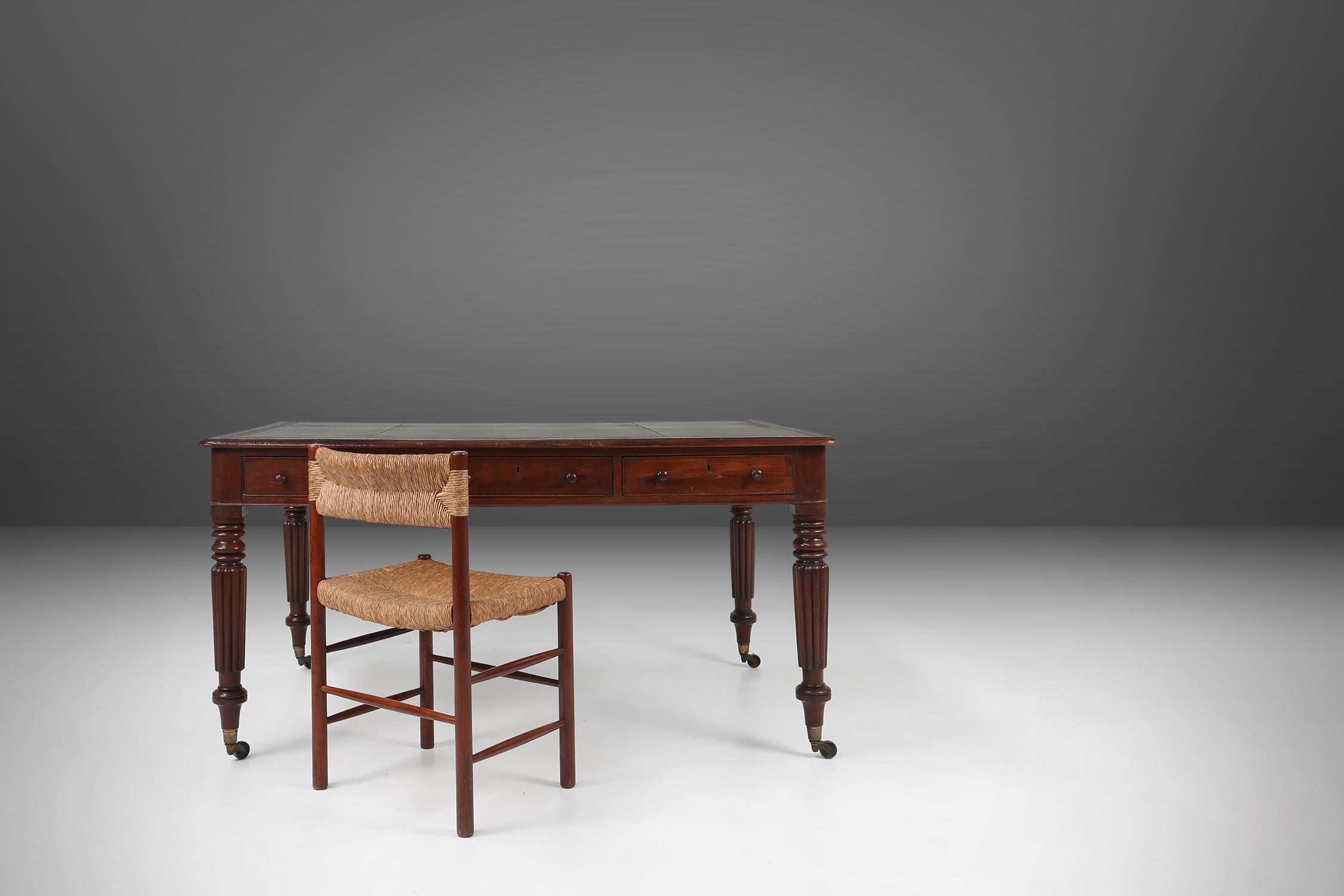 UK / 1870 / Englischer Schreibtisch / Holz und Leder / Antiquitäten 

Eine schöne Mitte des 19. Jahrhunderts Partner Schreibtisch / Tisch, in Großbritannien gemacht. Die profilierte Oberseite hat eine Schreibfläche aus grünem Leder mit