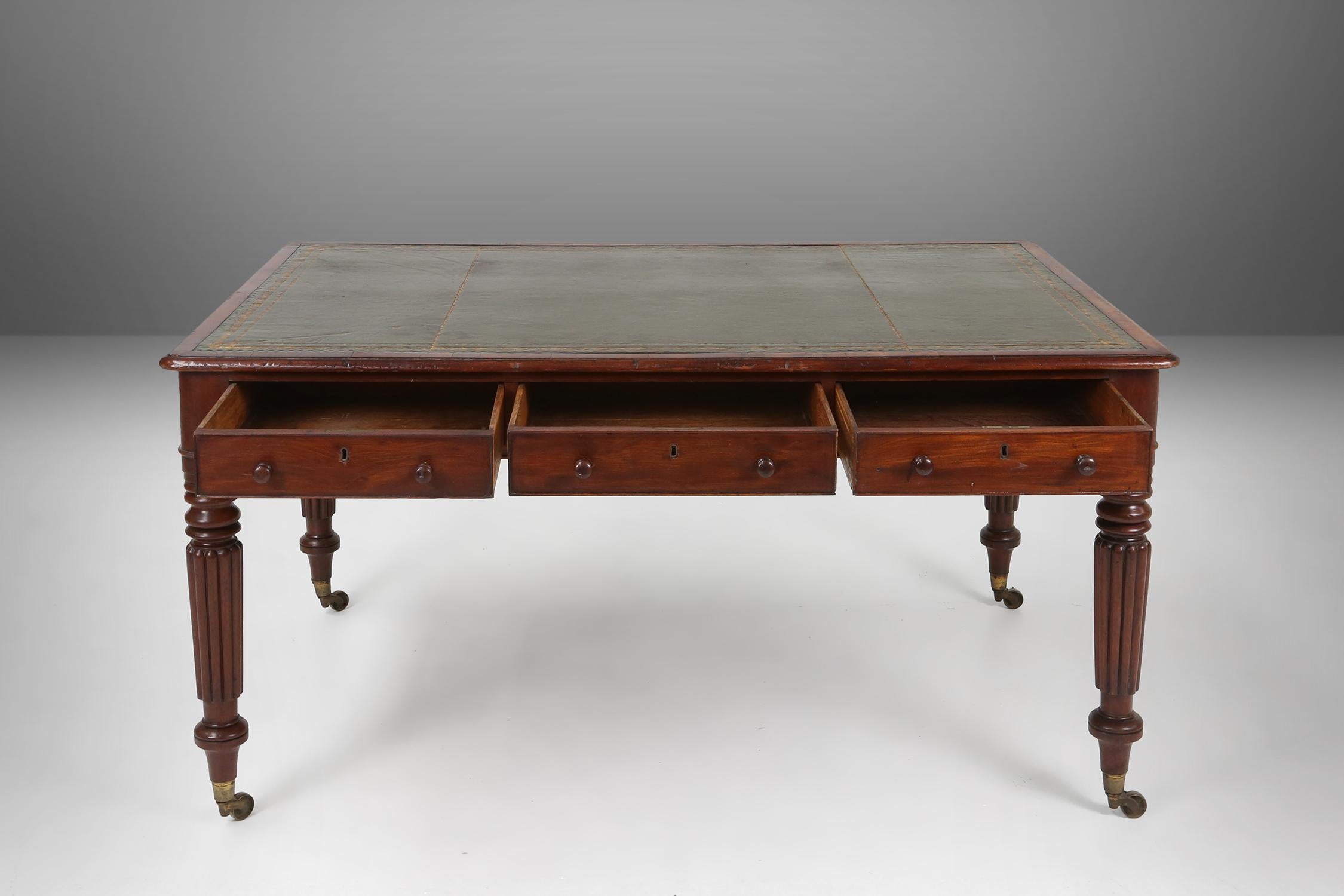  Englischer Partner-Schreibtisch mit grüner, mit Leder verzierter Oberfläche, um 1870 (Messing) im Angebot