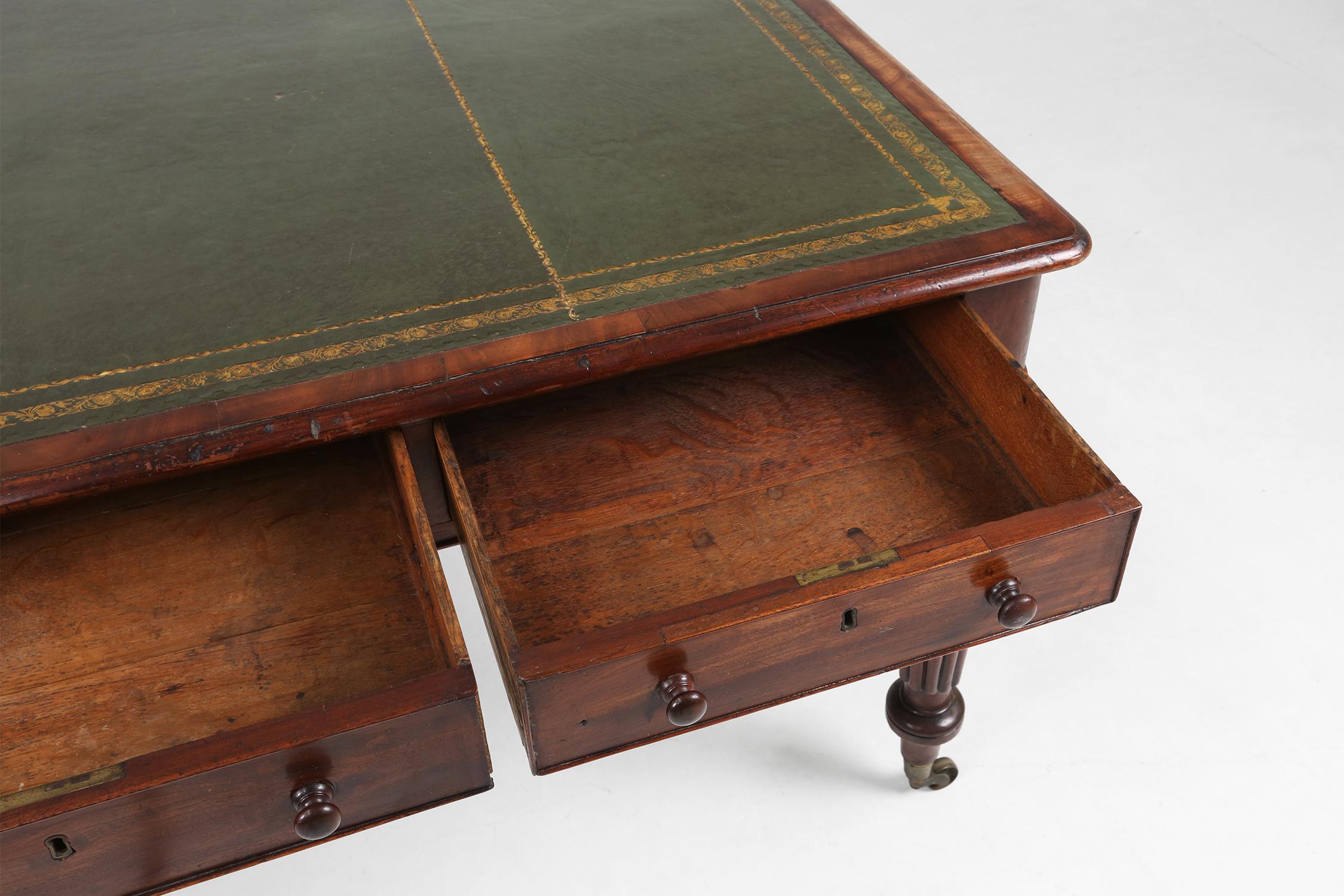 Englischer Partner-Schreibtisch mit grüner, mit Leder verzierter Oberfläche, um 1870 im Angebot 1