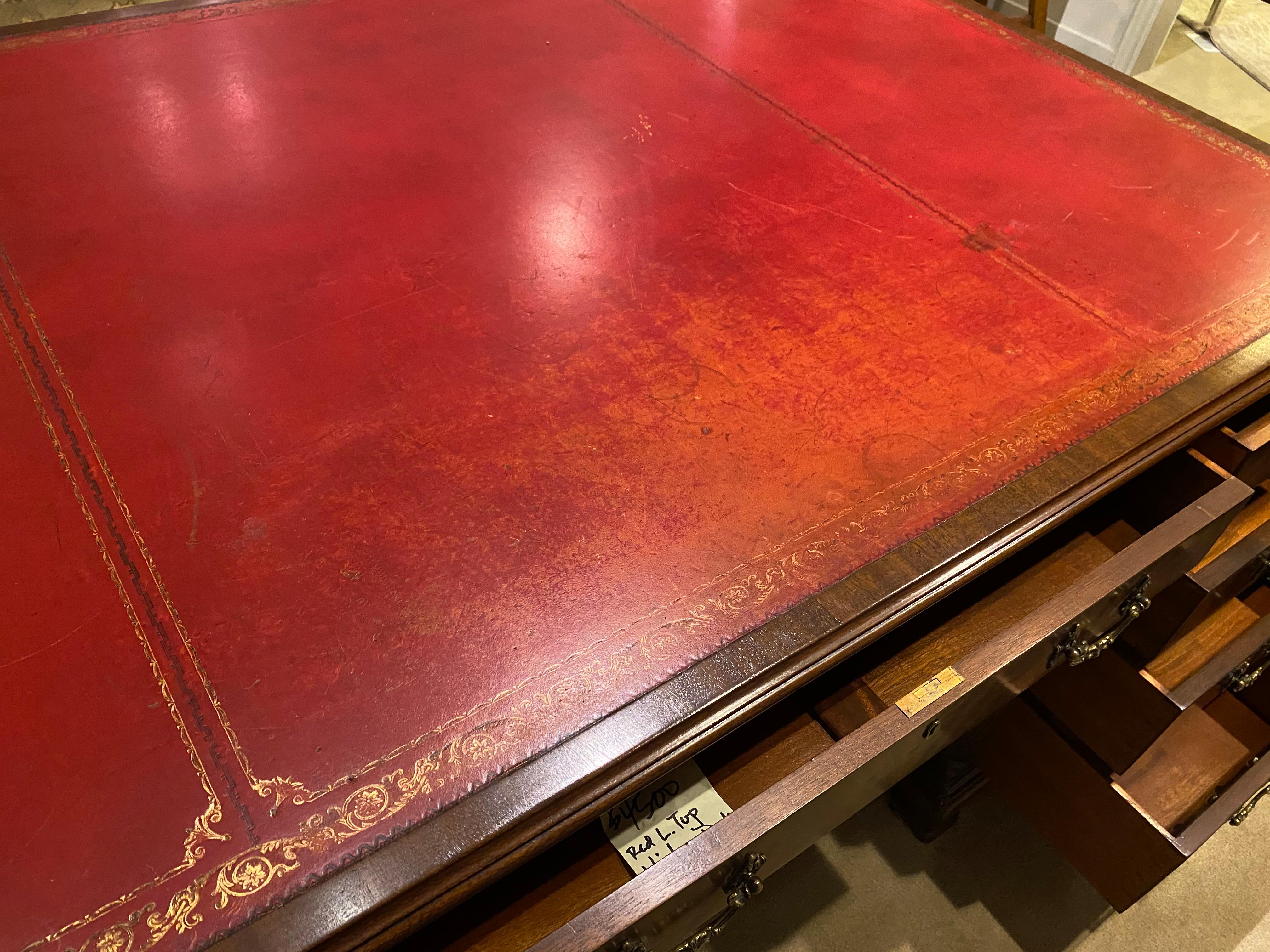 English Partners desk, Georgian style with red skiver top In Good Condition For Sale In Toronto, CA