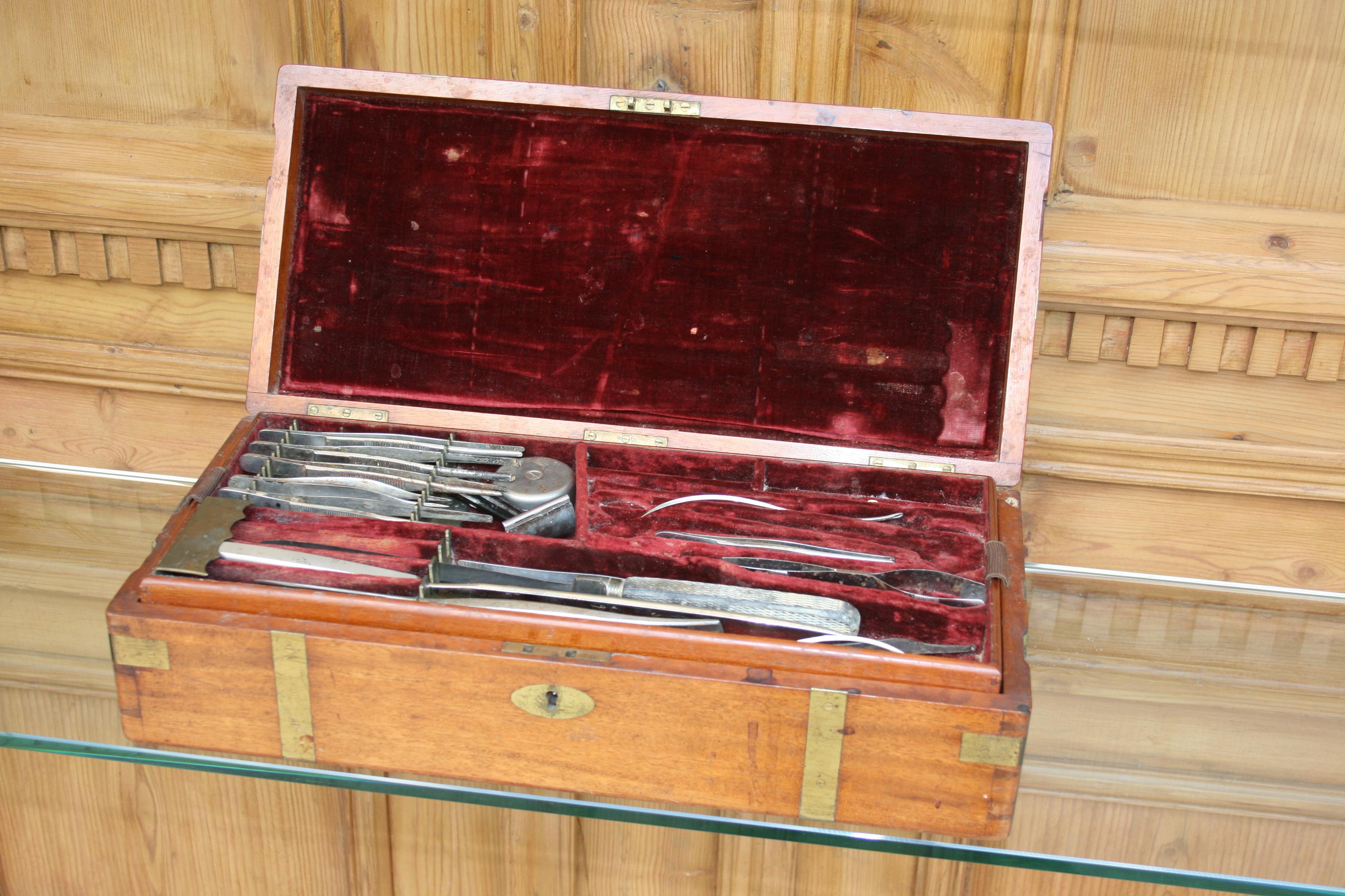 Englische Pathologe-Kasten aus Mahagoni mit Messing, einschließlich Instrumenten (19. Jahrhundert) im Angebot