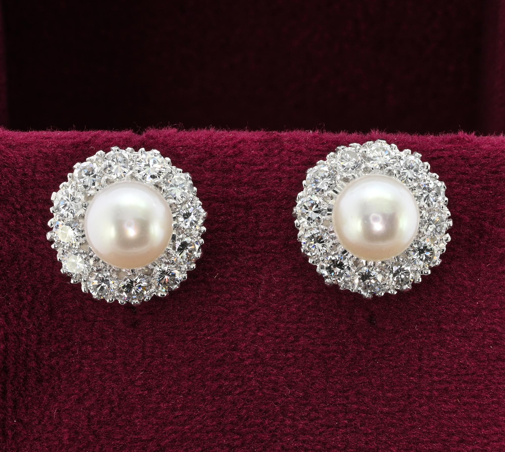 Sensational pair of classy style cluster earrings forming a beautiful daisy flower, effective and elegant style to wear all the time
Hand crafted of solid 18 KT gold bearing full British hallmarks London 2000
Floret opens in petals of Diamonds with