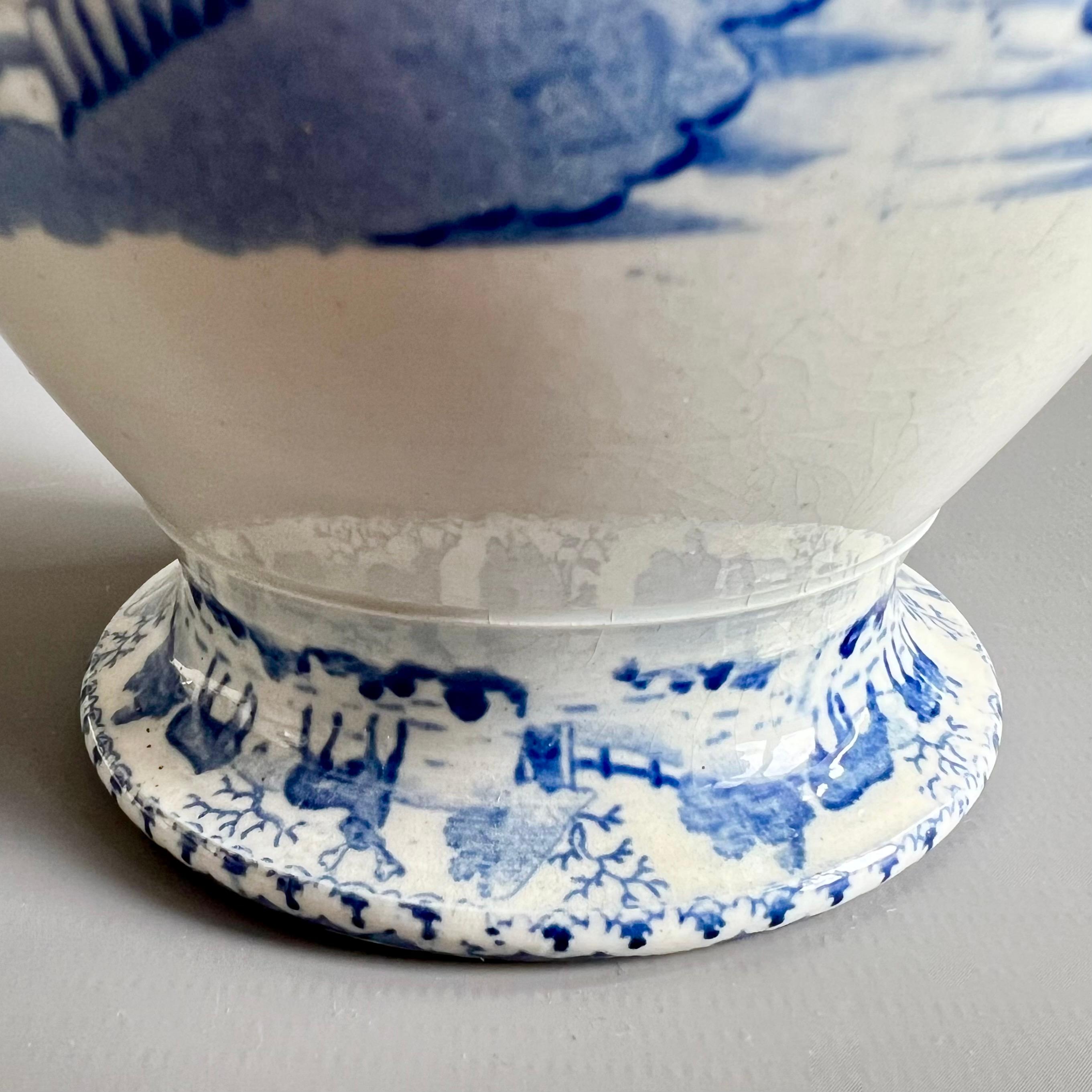 Cafetera inglesa de cerámica de perlas, transferencias azules, gamo en la nieve, 1800-1820 en venta 4