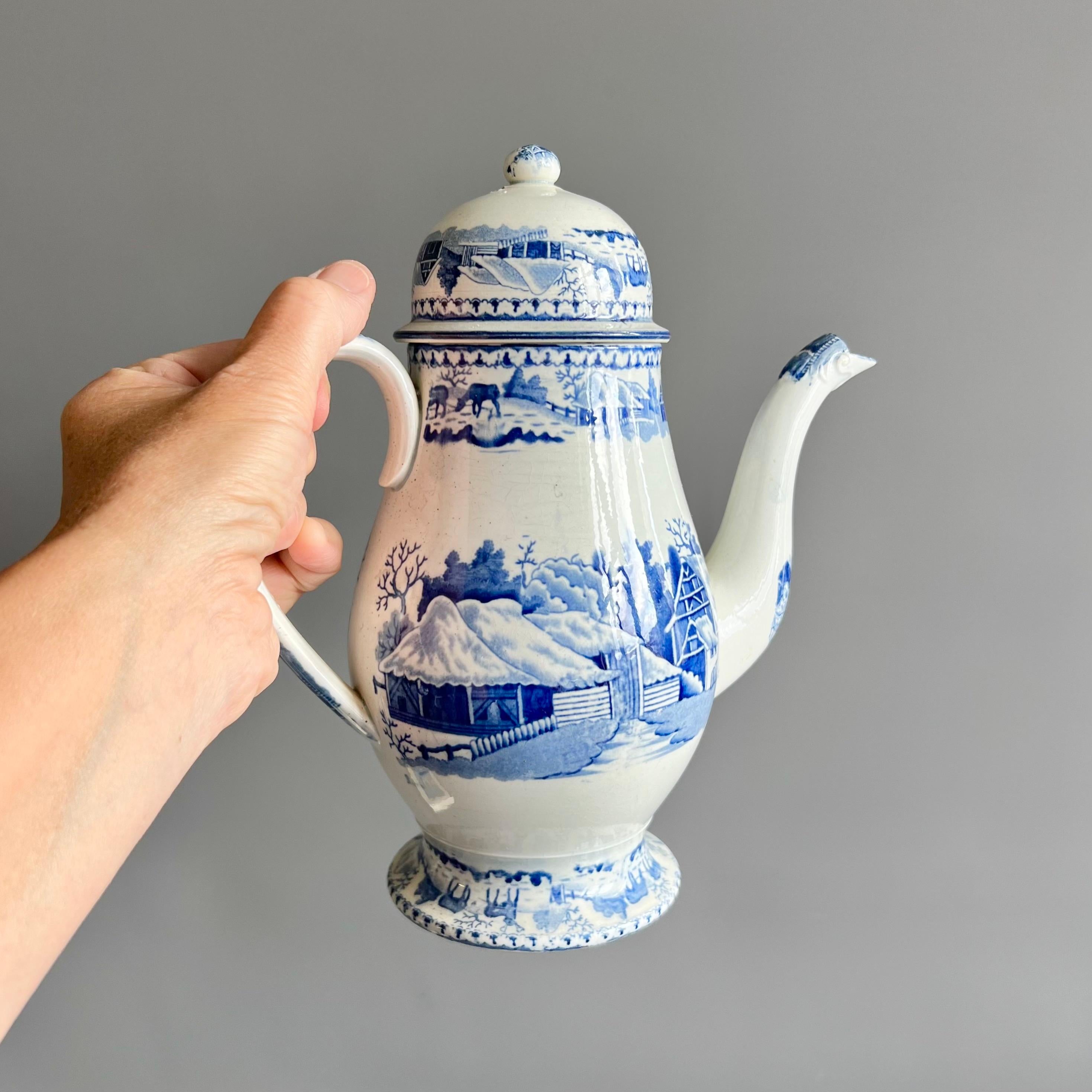 Se trata de una magnífica cafetera fabricada en Inglaterra entre 1800 y 1825. La maceta es de loza nacarada y tiene un encantador dibujo azul impreso por transferencia de gamos en un paisaje nevado con edificios agrícolas.

Esta impresión por