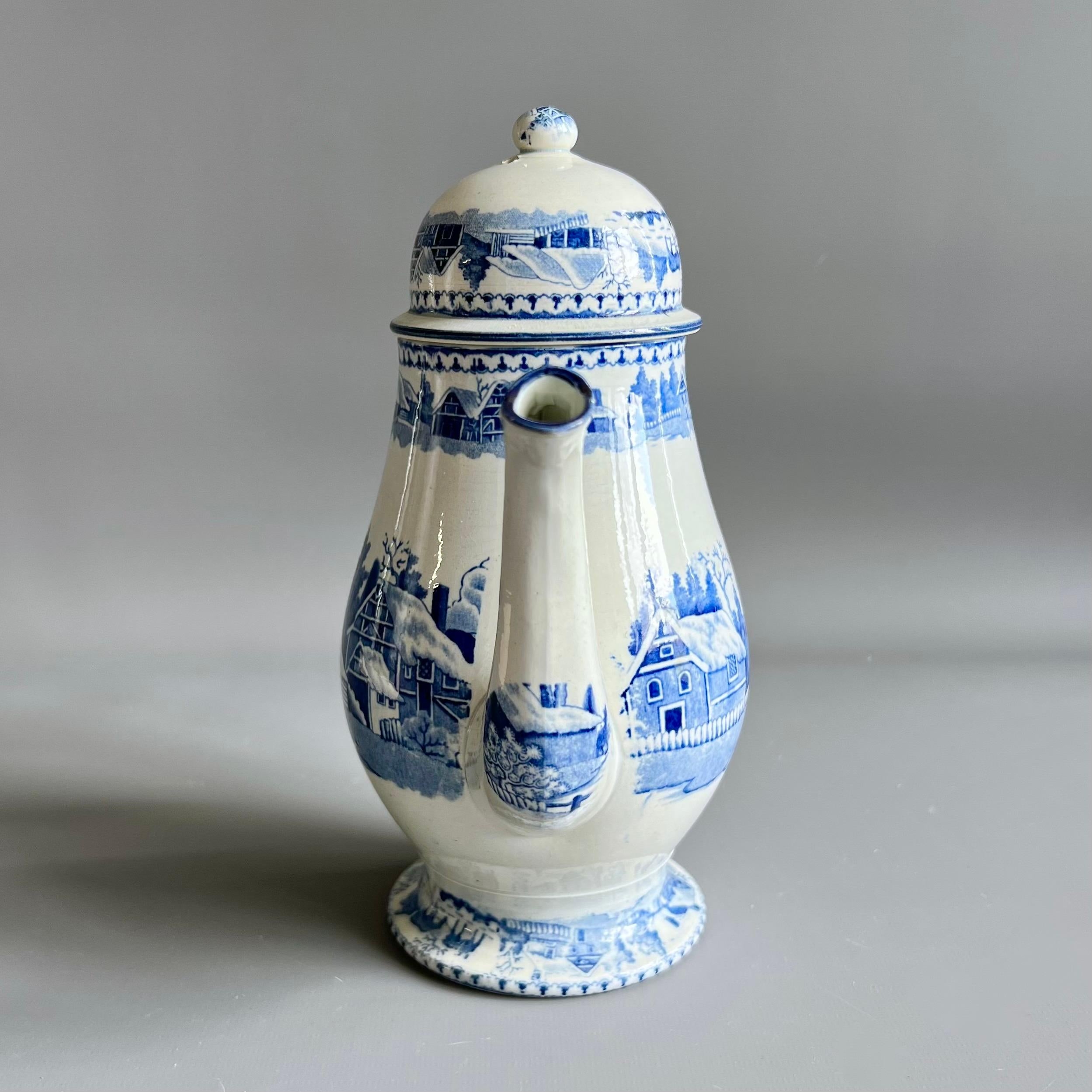 Cafetera inglesa de cerámica de perlas, transferencias azules, gamo en la nieve, 1800-1820 Inglés en venta