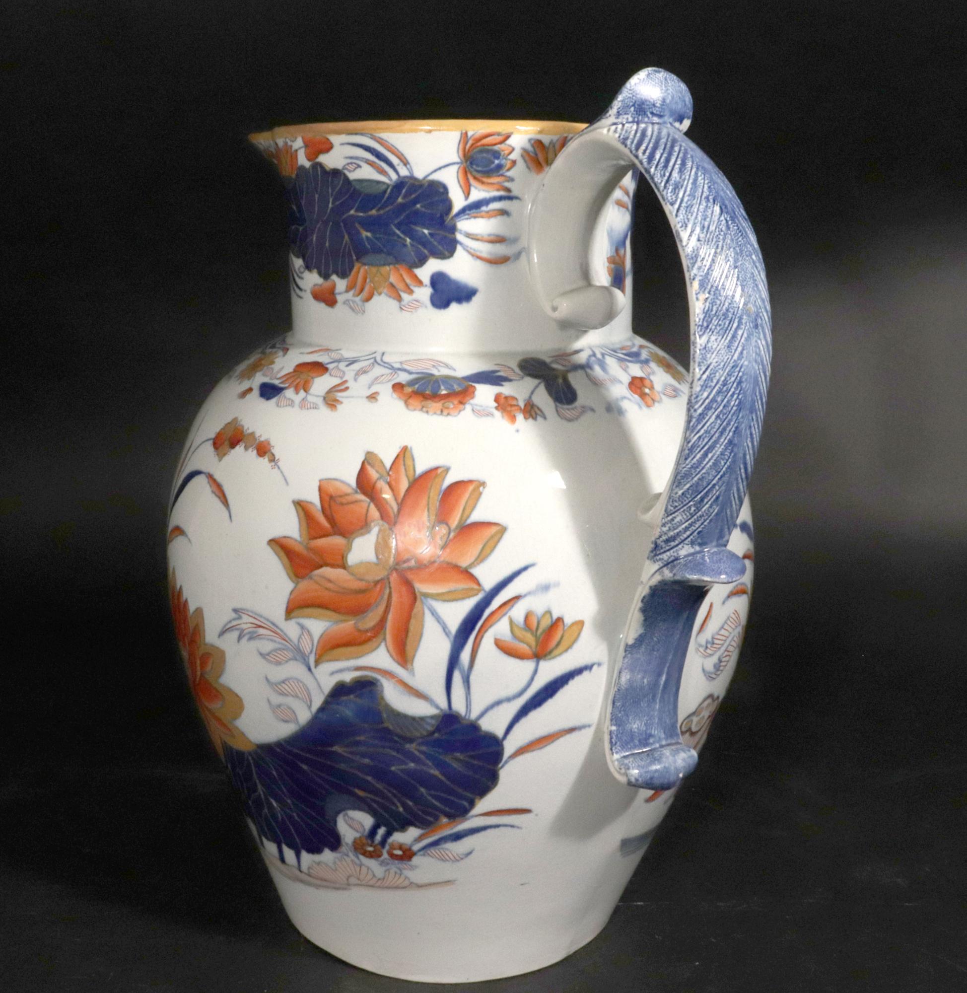 Brocca Imari inglese in ceramica perlata di grandi dimensioni decorata con fiori di loto 3