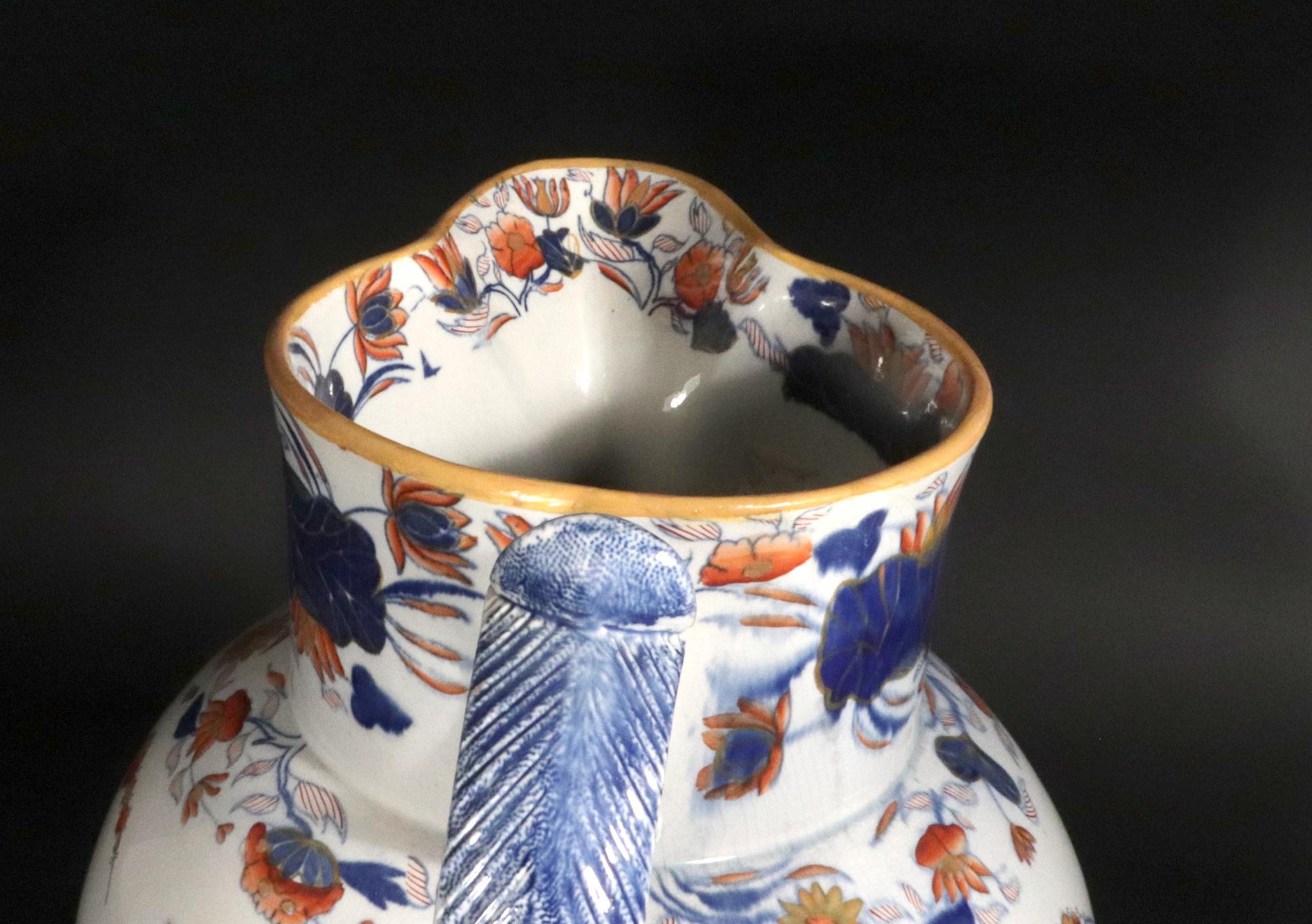 Brocca Imari inglese in ceramica perlata di grandi dimensioni decorata con fiori di loto 4