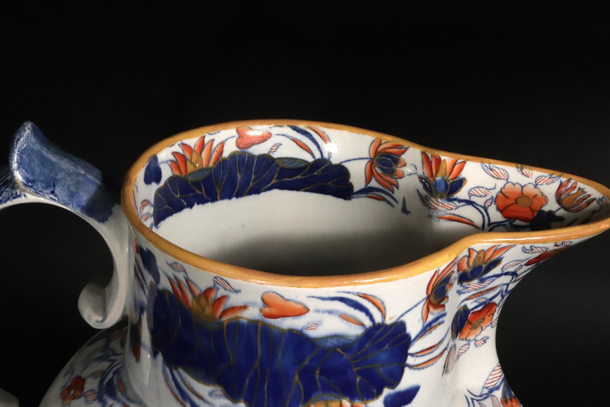 Brocca Imari inglese in ceramica perlata di grandi dimensioni decorata con fiori di loto 5