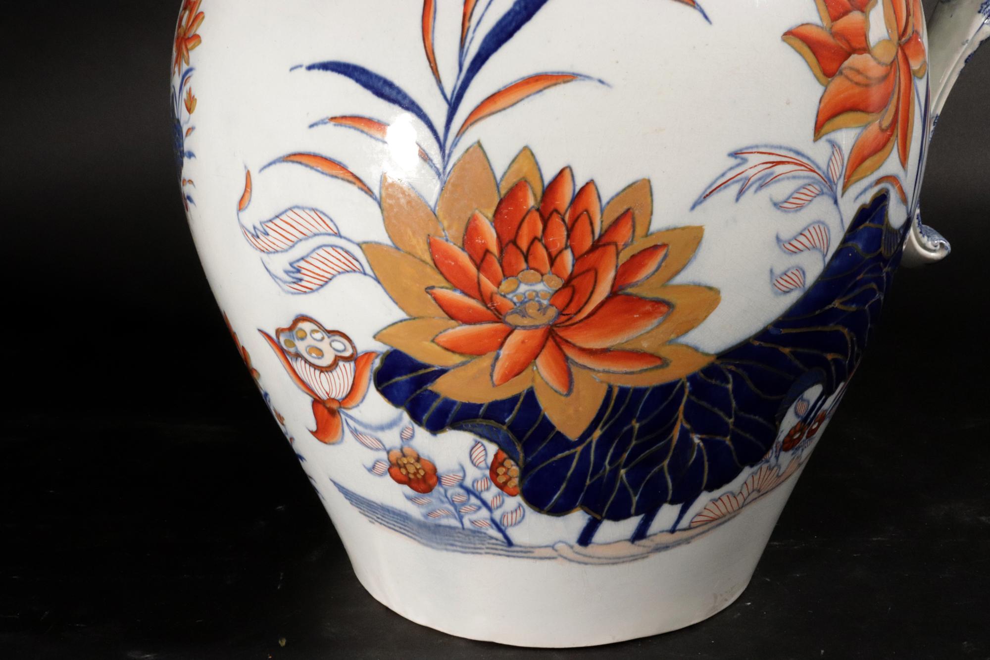 Brocca Imari inglese in ceramica perlata di grandi dimensioni decorata con fiori di loto 10