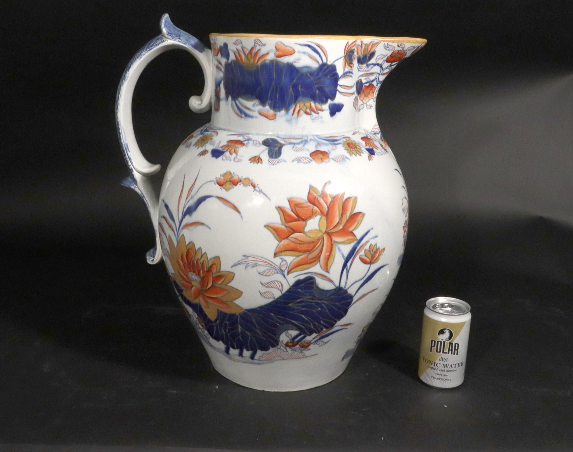 Brocca Imari inglese in ceramica perlata di grandi dimensioni decorata con fiori di loto 12