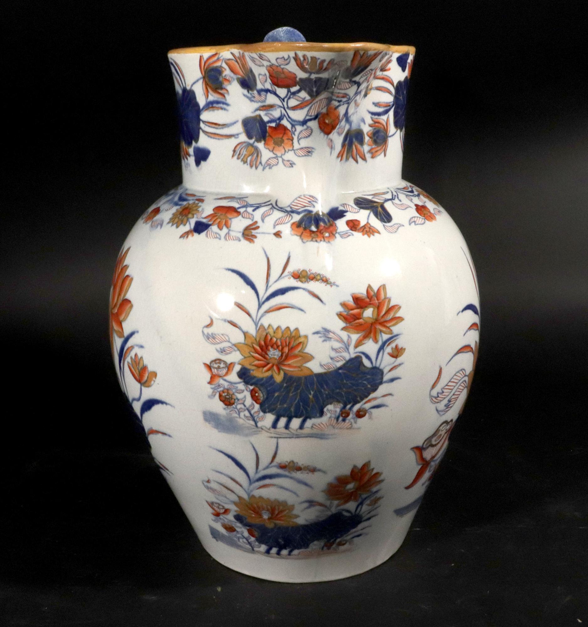 Brocca Imari inglese in ceramica perlata di grandi dimensioni decorata con fiori di loto In condizioni buone a Downingtown, PA