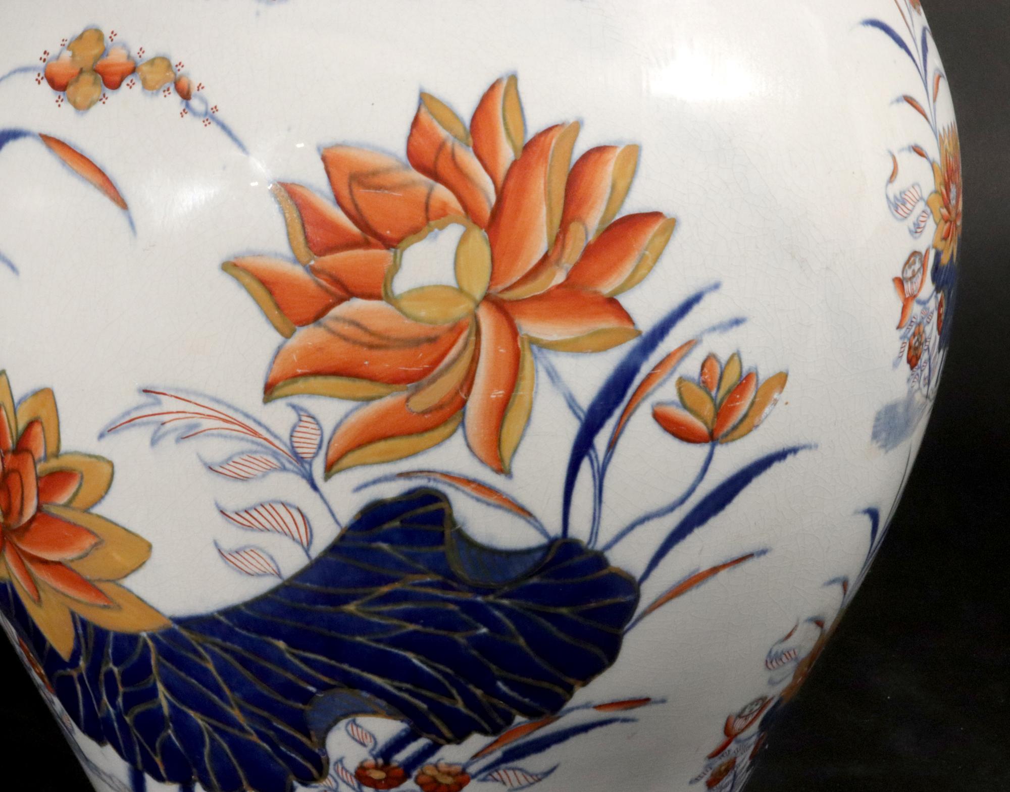 XIX secolo Brocca Imari inglese in ceramica perlata di grandi dimensioni decorata con fiori di loto
