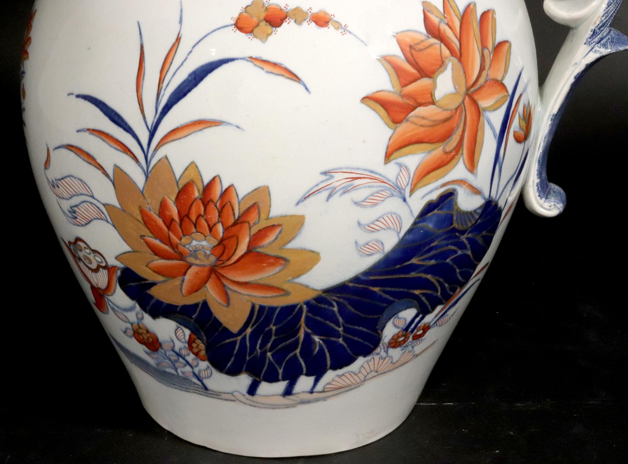 Brocca Imari inglese in ceramica perlata di grandi dimensioni decorata con fiori di loto 2