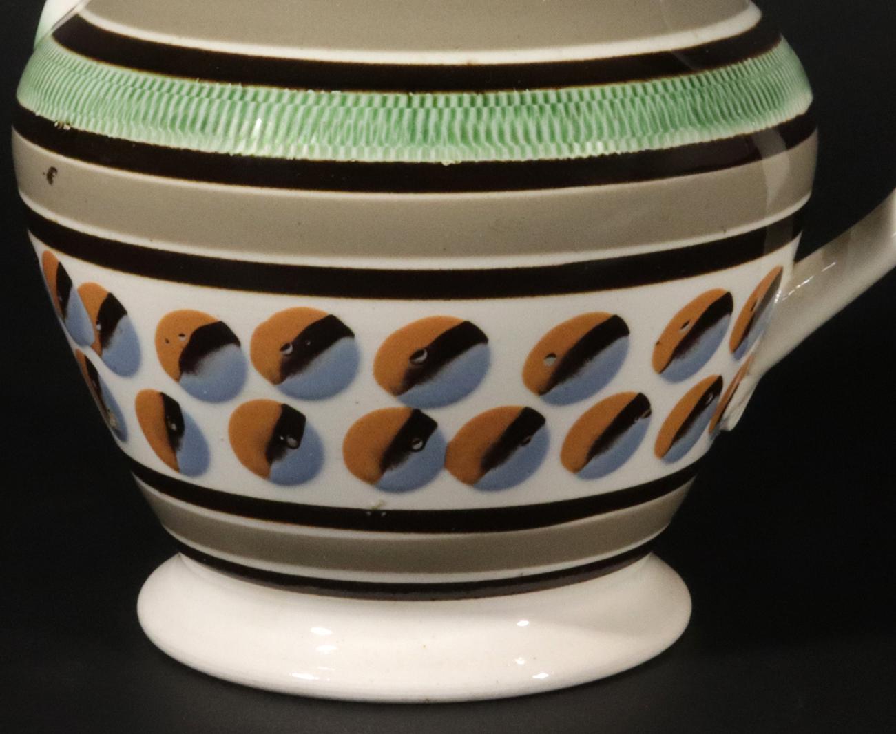 English Pearlware Mocha Keramik Krug mit Katzenaugen-Design (Englisch) im Angebot