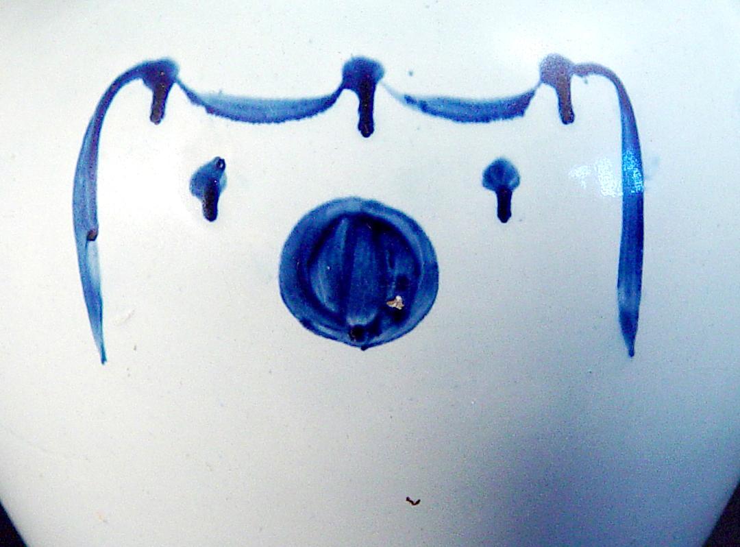 Anglais Pichet en céramique anglaise perlée bleu et blanc en vente