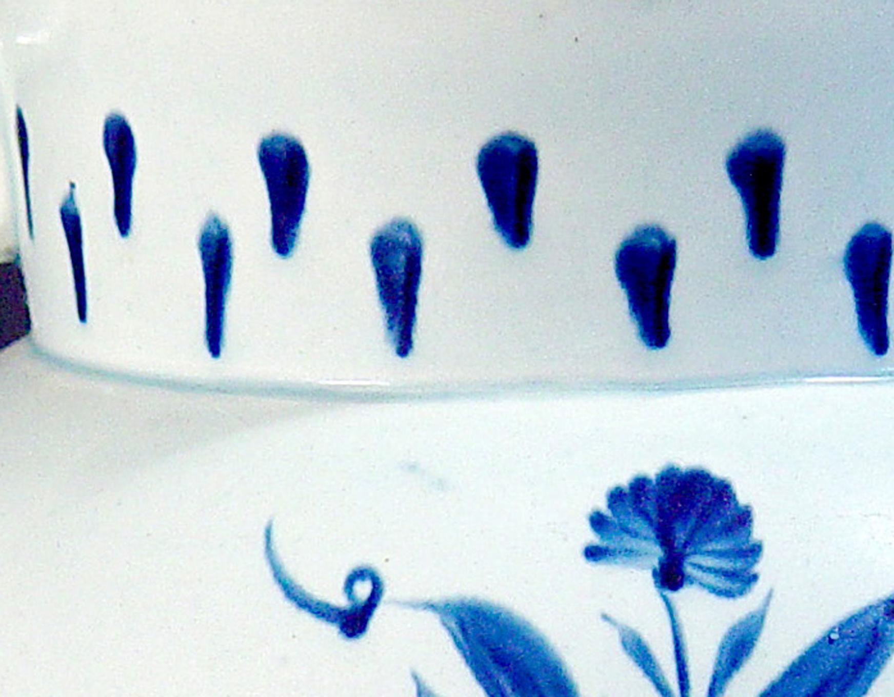 Blauer und weißer Krug aus englischer Perlmutt-Keramik (Perlenware) im Angebot