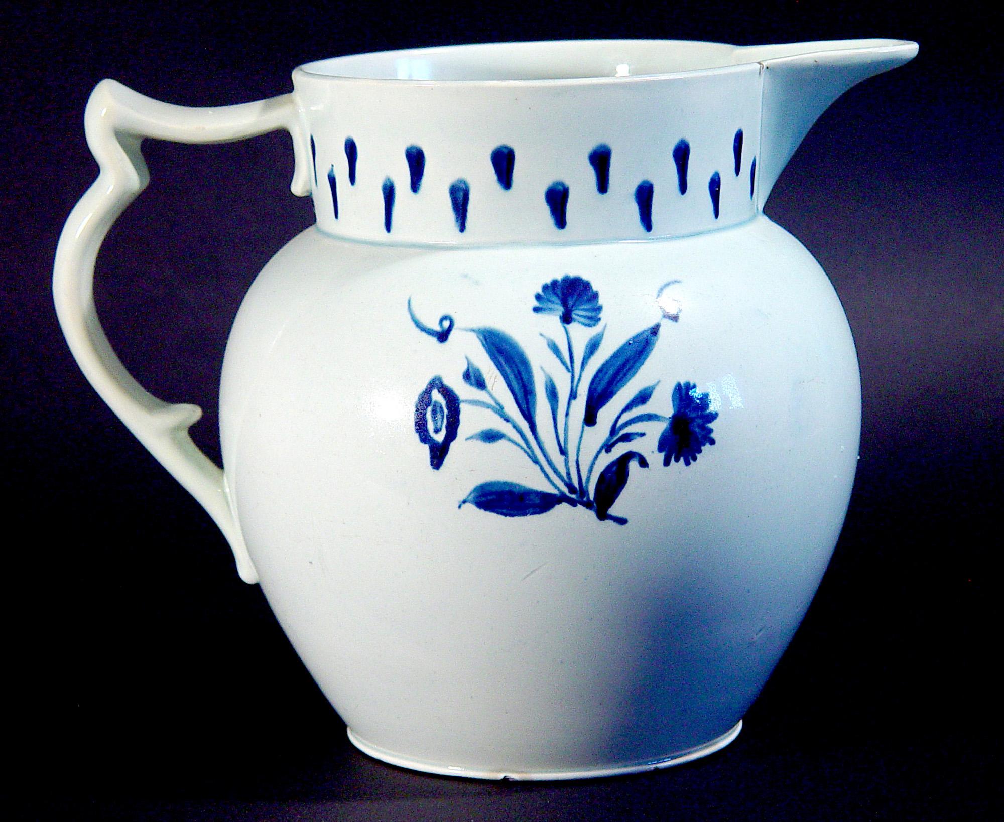 Blauer und weißer Krug aus englischer Perlmutt-Keramik im Angebot 1
