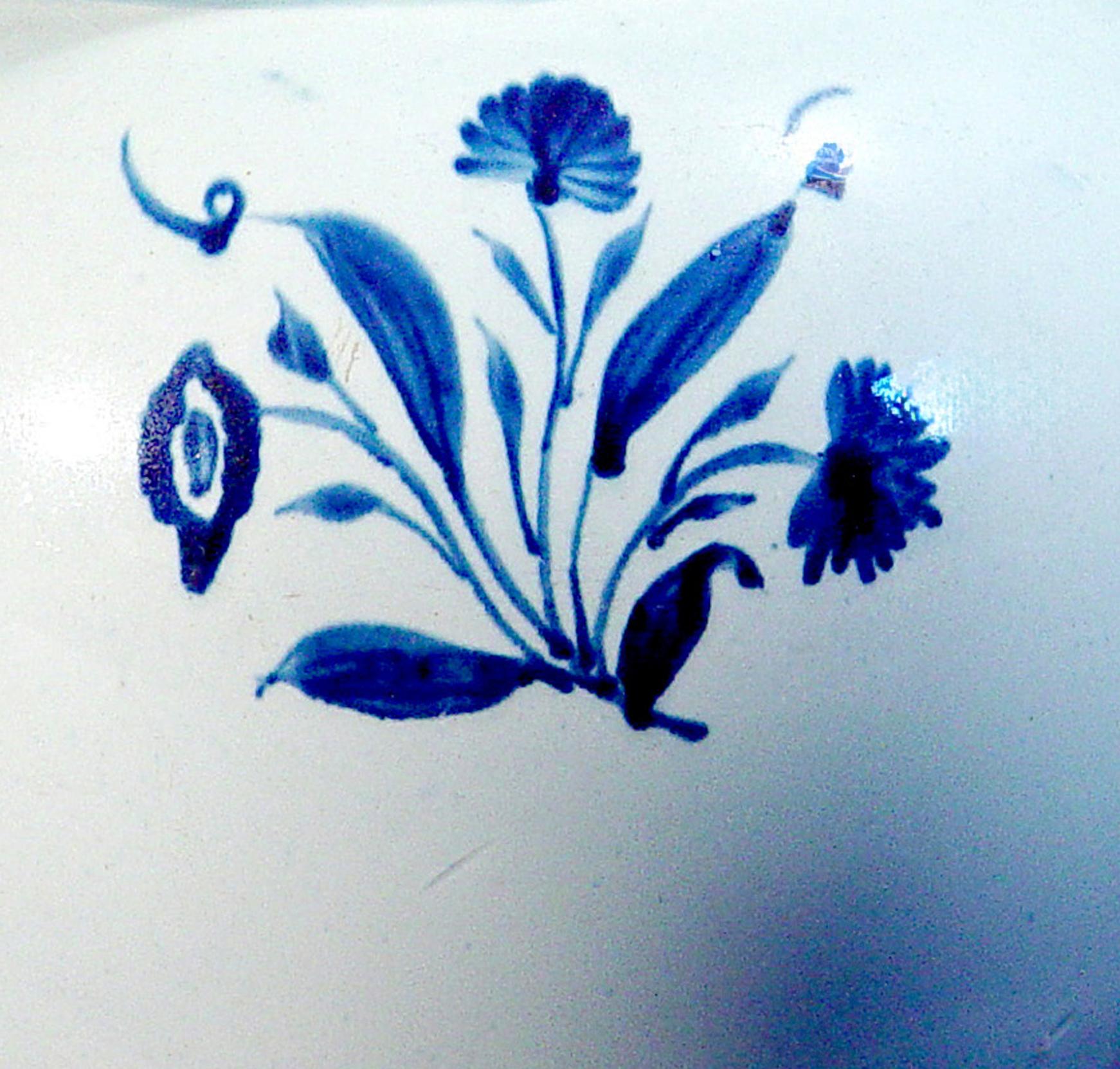 Blauer und weißer Krug aus englischer Perlmutt-Keramik im Angebot 2