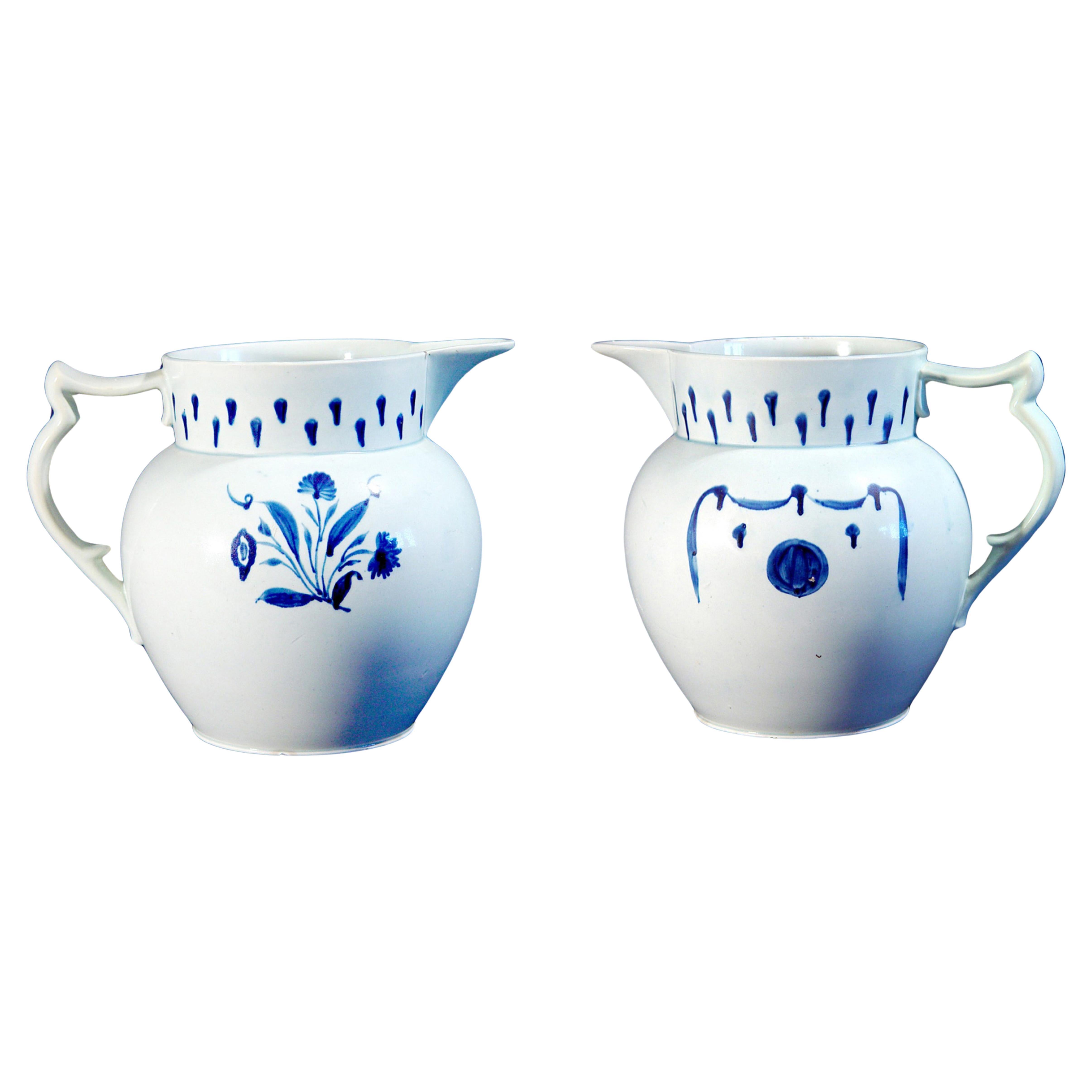 Blauer und weißer Krug aus englischer Perlmutt-Keramik