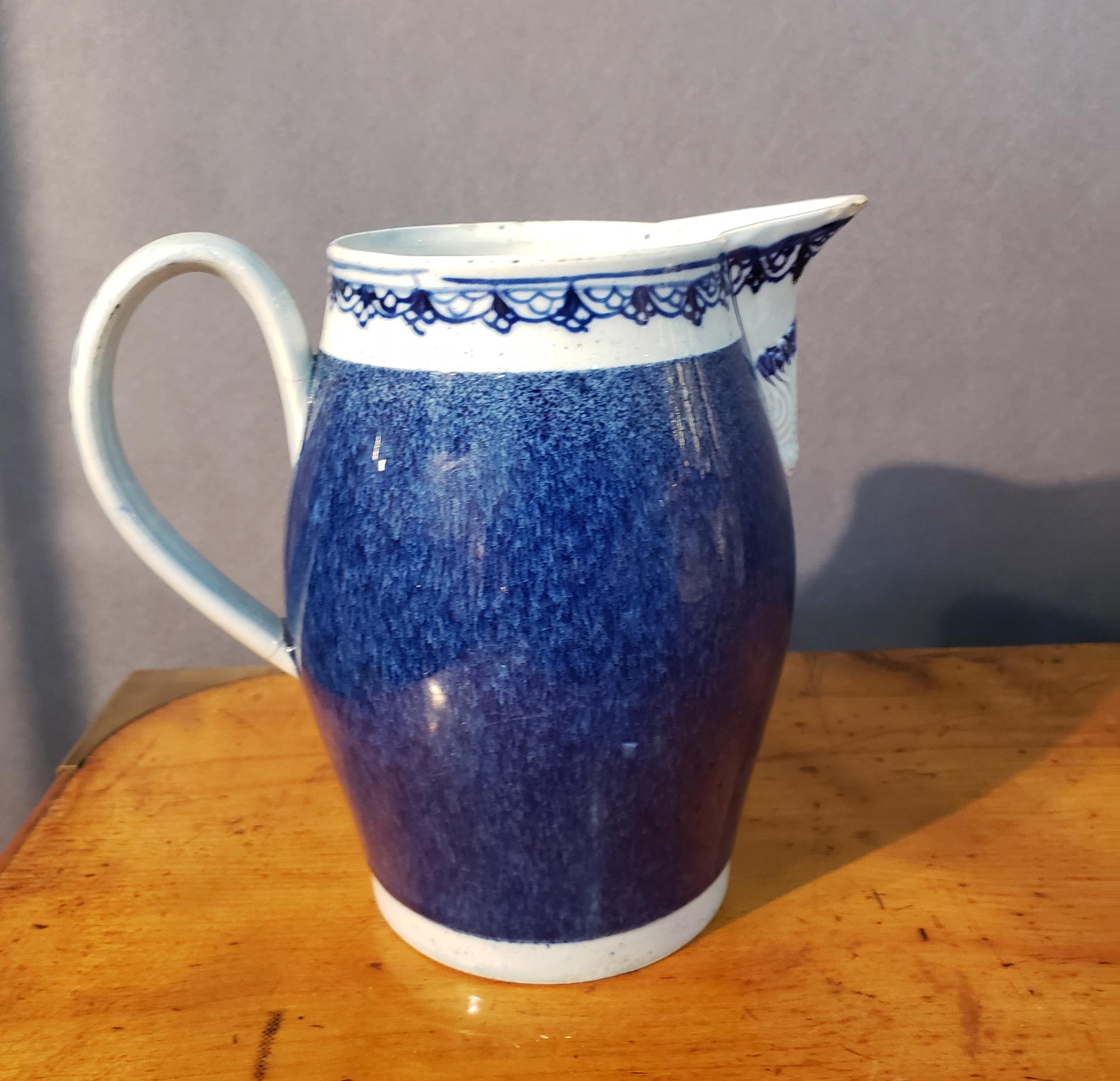 Fin du XVIIIe siècle Pichet en poterie anglaise perlée avec glaçure bleue mouchetée en vente