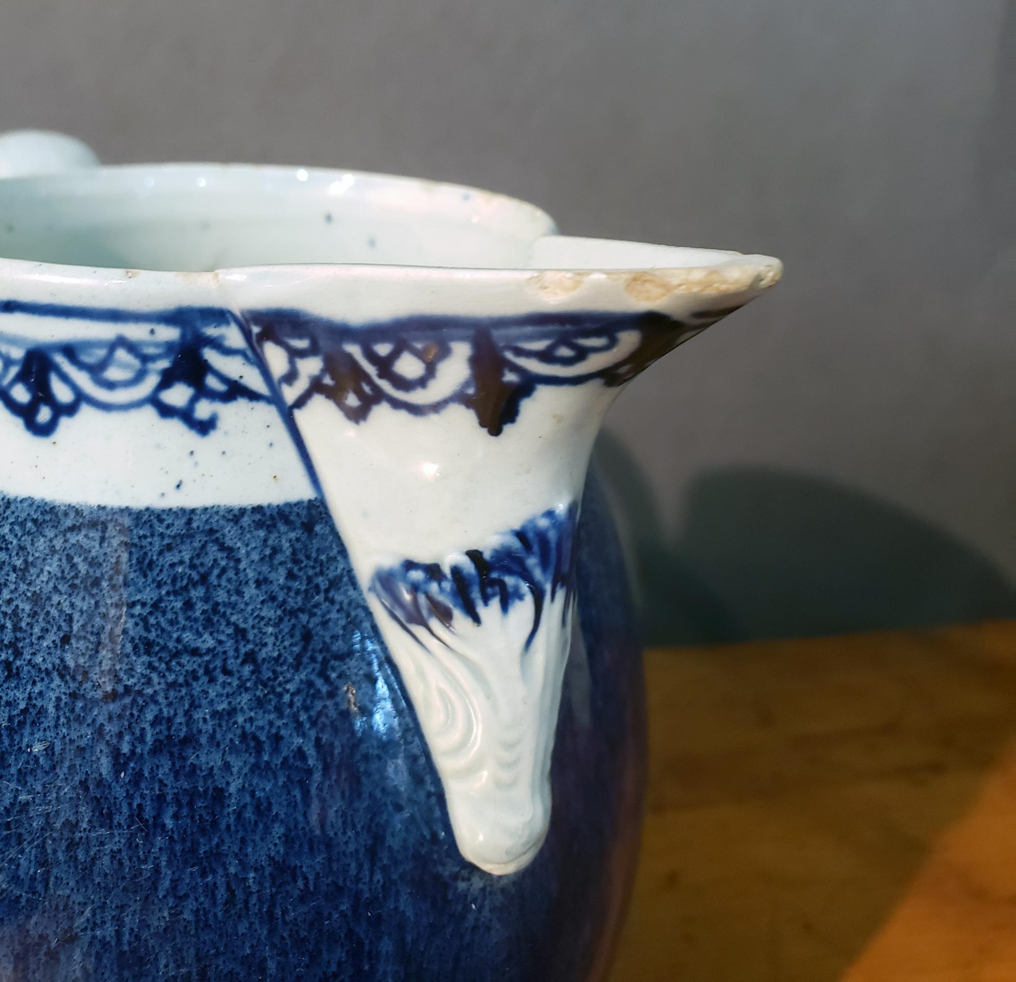 Pichet en poterie anglaise perlée avec glaçure bleue mouchetée en vente 3