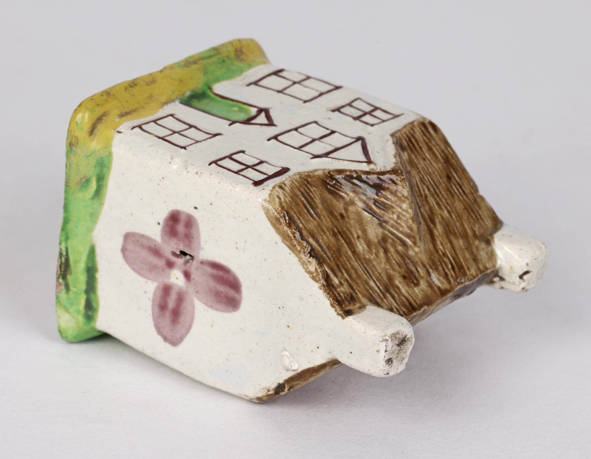Peint à la main Boîte à billets de maison miniature en poterie perlée anglaise en vente