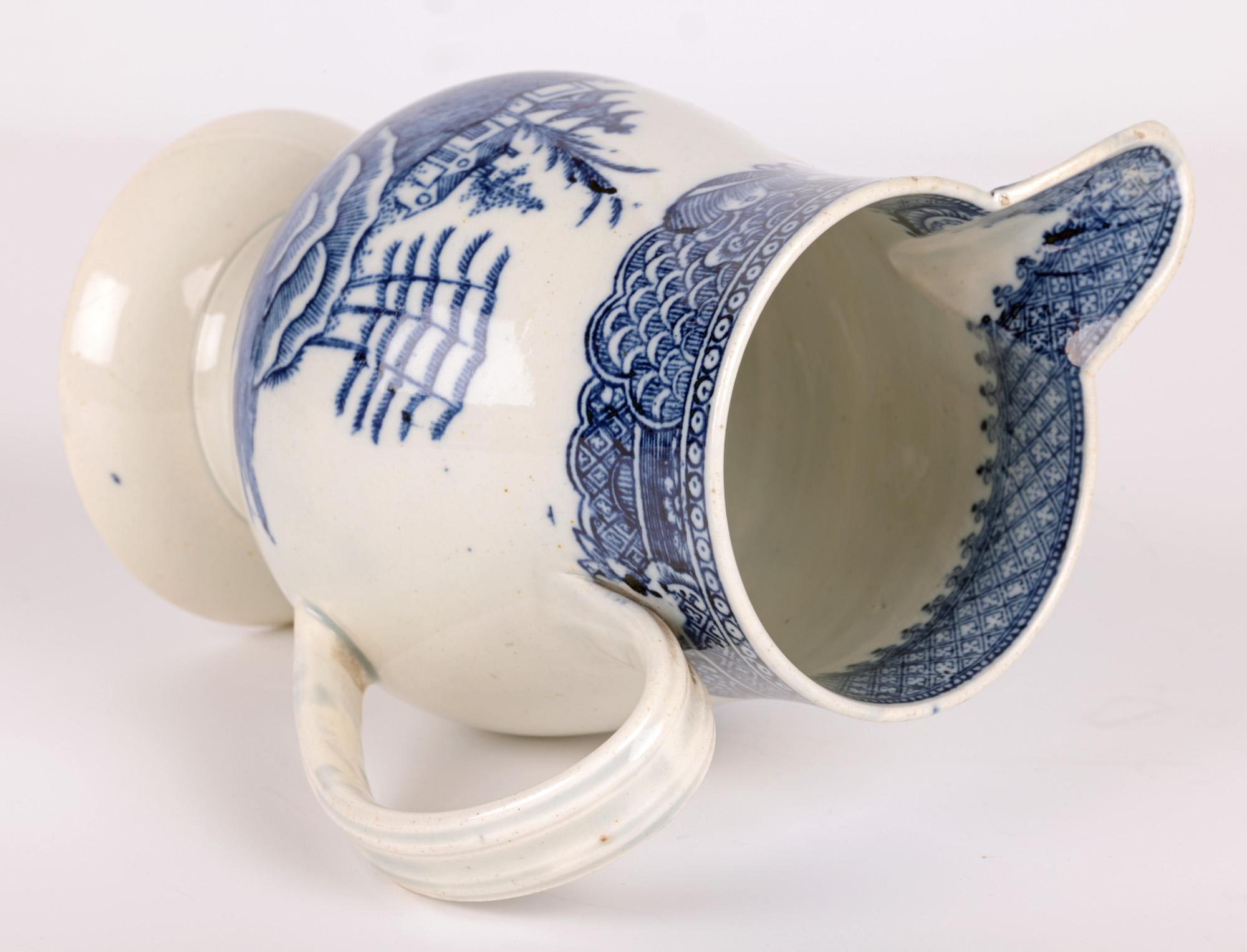 Englischer blau-weißer bedruckter Krug aus englischem Perlengeschirr in Silberform (Perlenware) im Angebot