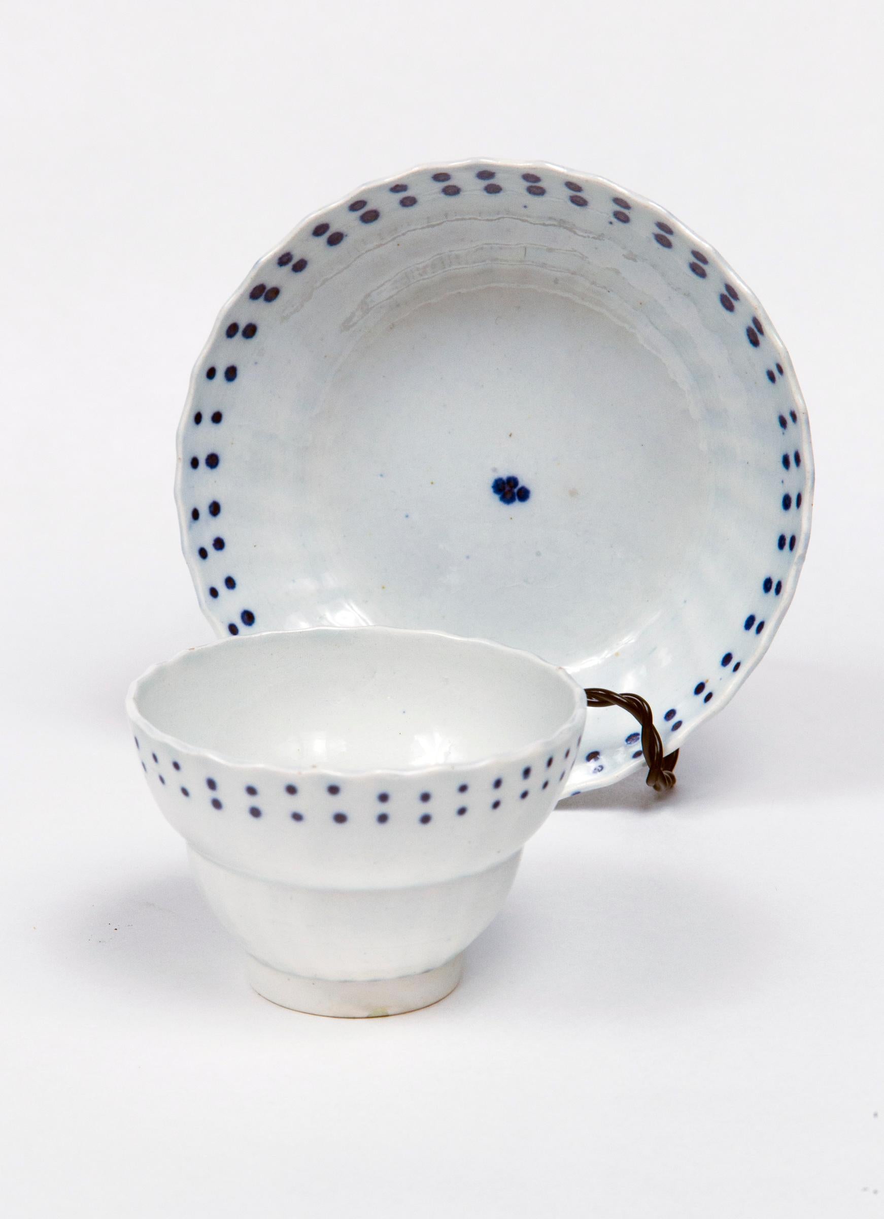 Service à thé anglais en perles, début du 19e siècle. Deux théières avec épis de cygne. Six bols à thé et soucoupes assorties. Porcelaine blanche délicate avec des motifs graphiques en glaçure bleue.