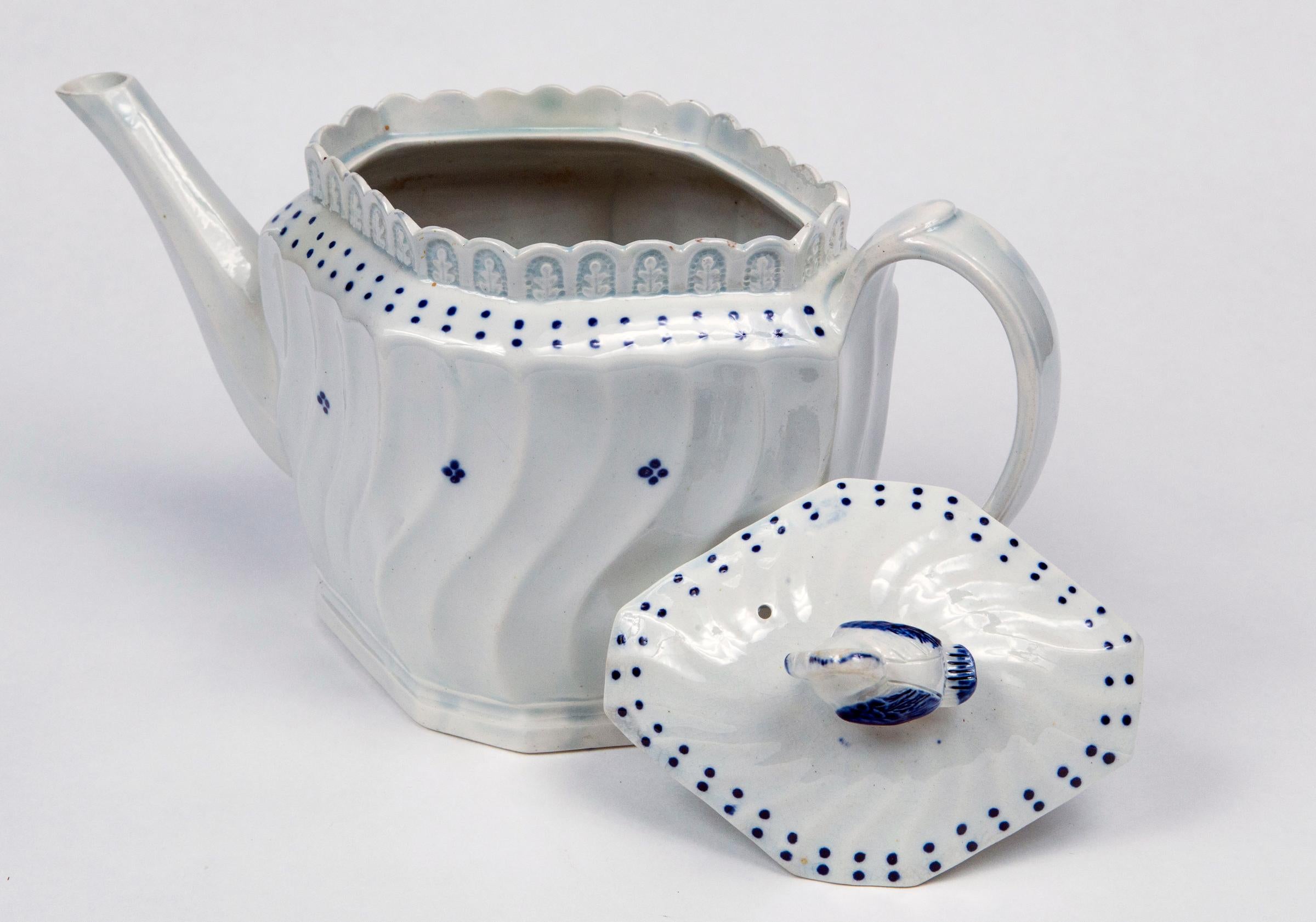 Englisches Perlengeschirr-Teeservice, frühes 19. Jahrhundert (Perlenware) im Angebot