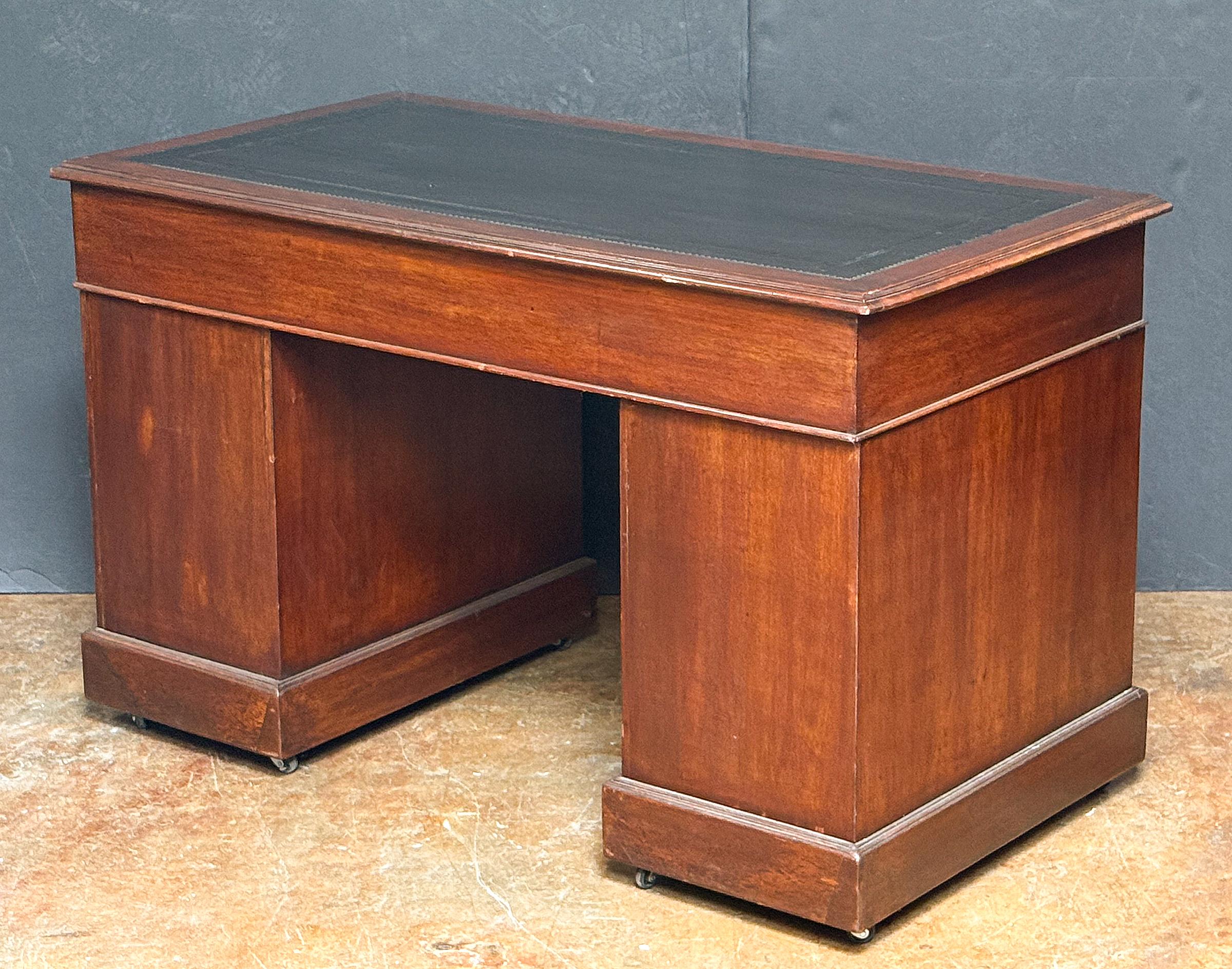 English Pedestal Desk of Mahogany with Embossed Leather Top For Sale 5