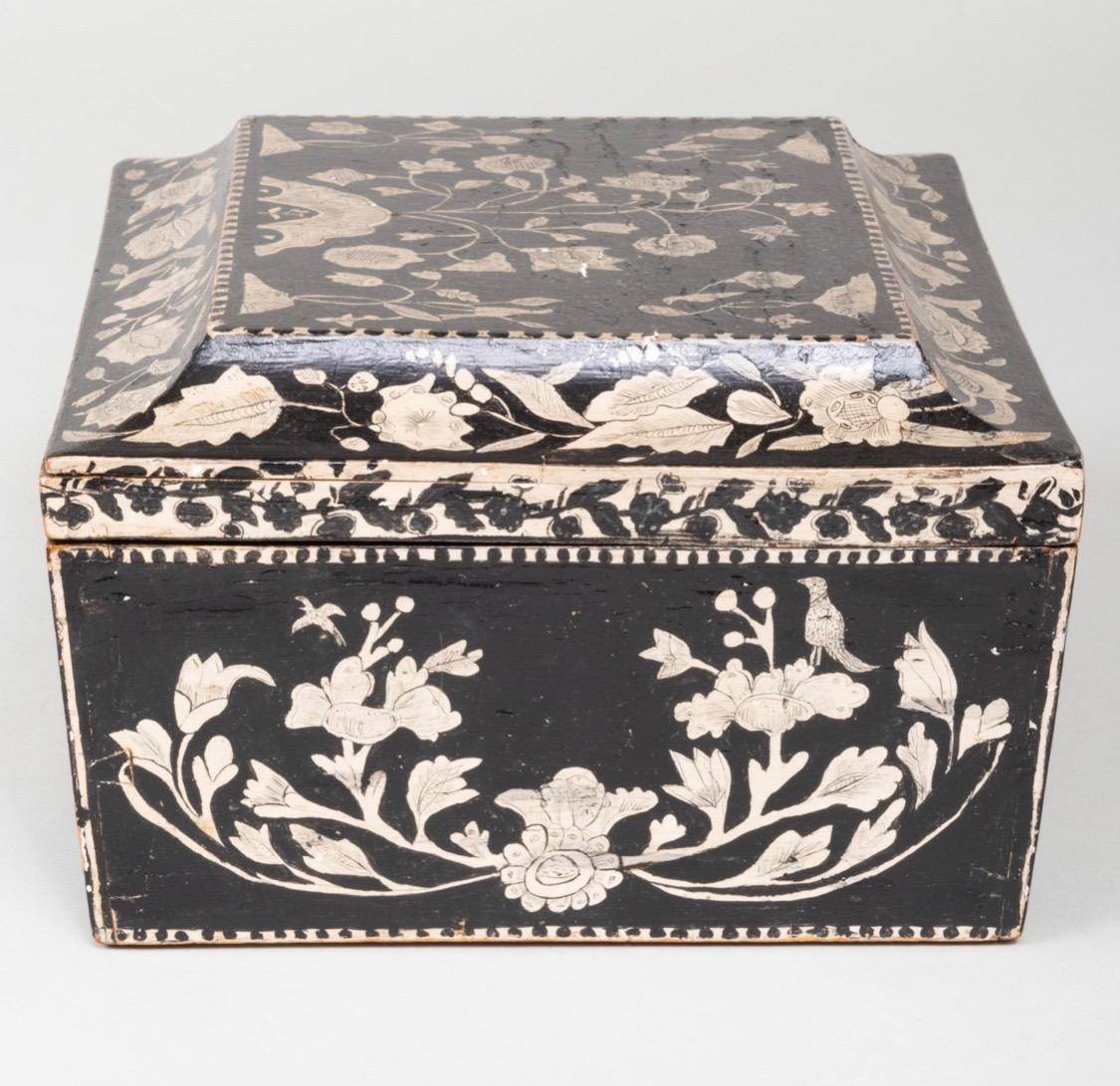 English Penwork Box In Good Condition For Sale In Southampton, NY