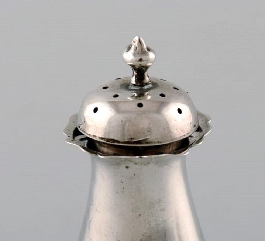 English pepper shaker in silver, late 19th century. From large private collection.
Large selection in stock.
Stamped.
In very good condition. Minor wear.
Measures: 7.5 x 4.5 cm.
Provenance: British private collection.