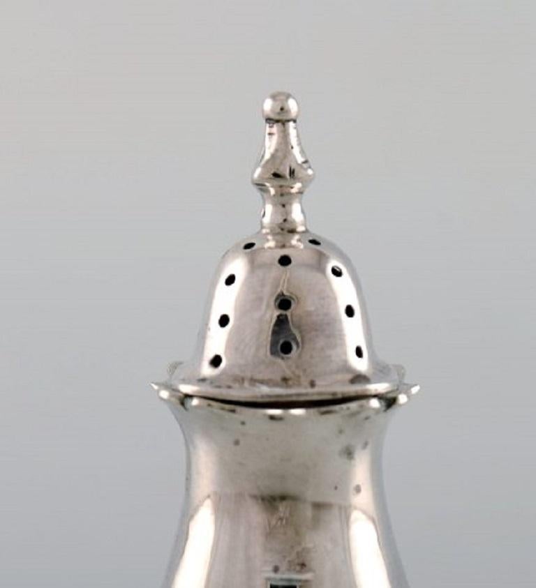 English pepper shaker in silver, late 19th century. From large private collection.
Large selection in stock.
Stamped.
In very good condition. Minor wear.
Measures: 7.5 x 4.3 cm.
Provenance: British private collection.