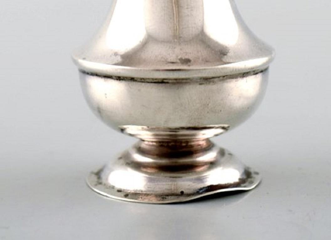 English pepper shaker in silver. Late 19th century. From large private collection.
Large selection in stock.
Stamped.
In very good condition. Minor wear.
Measures: 5,5 x 3,5 cm.
Provenance: British private collection.