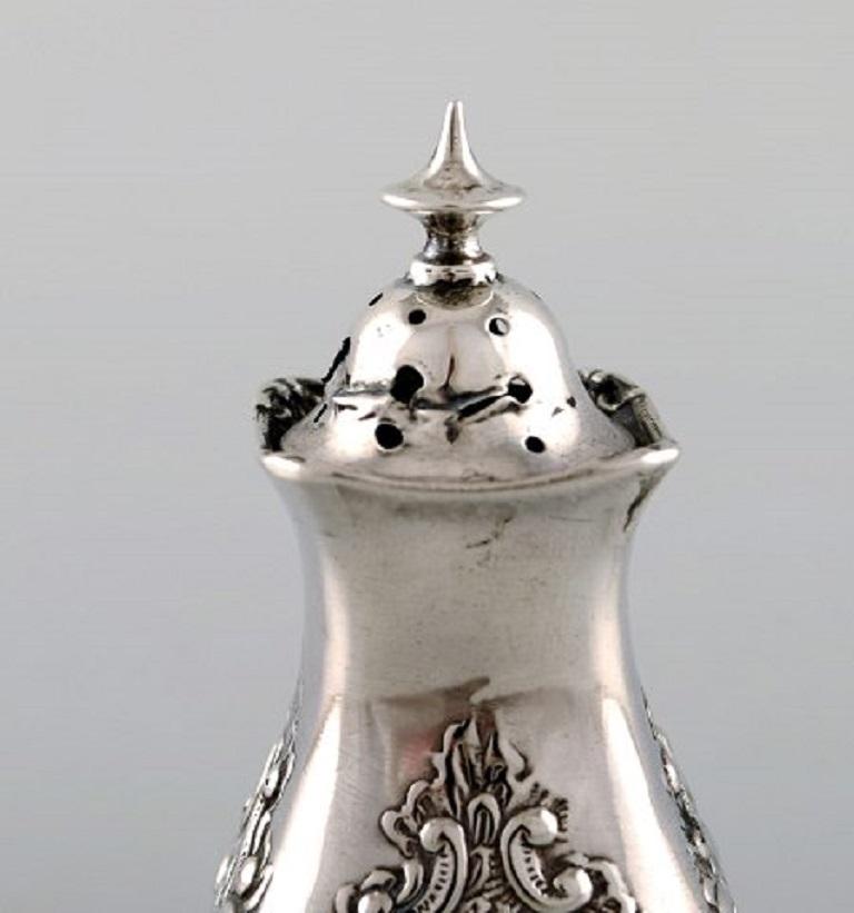 English pepper shaker in silver. Late 19th century. From large private collection.
Large selection in stock.
Stamped.
In very good condition. Minor wear.
Measures: 8,2 x 4 cm.
Provenance: British private collection.