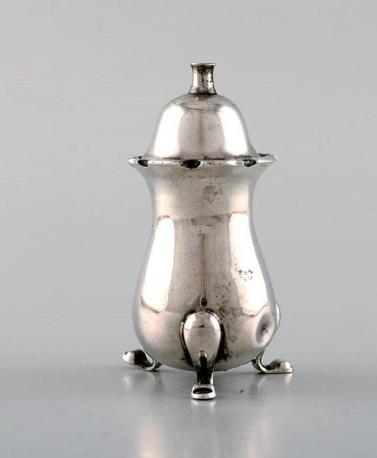 English pepper shaker in silver. Late 19th century. From large private collection.
Large selection in stock.
Stamped.
In very good condition. Minor wear.
Measures: 7 x 4 cm.
Provenance: British private collection.