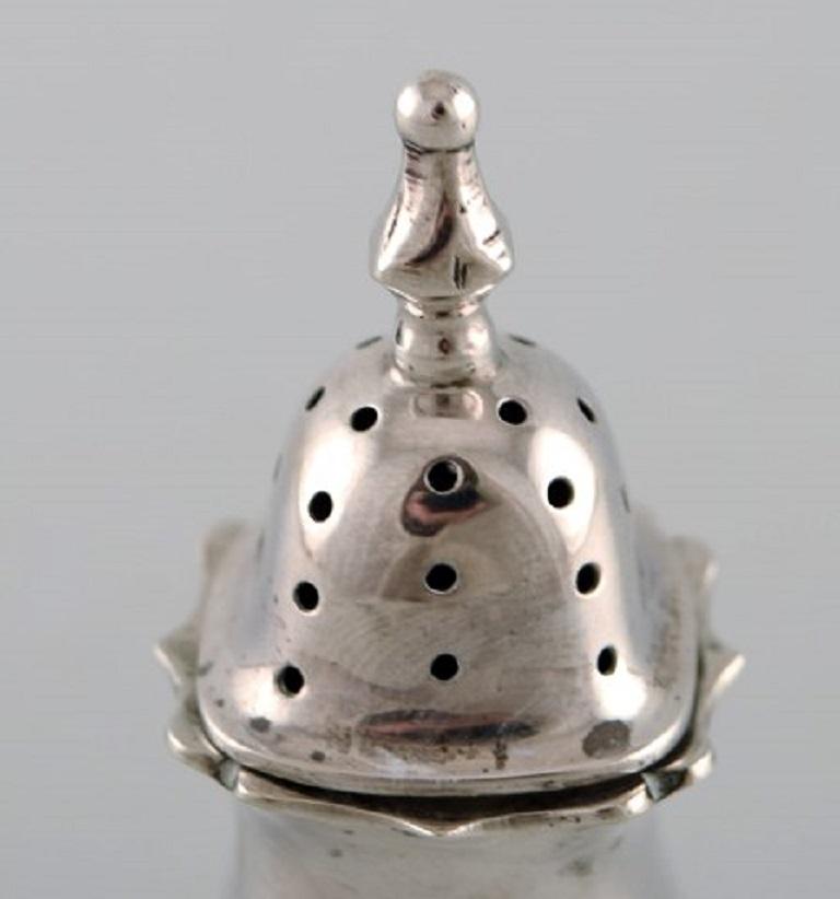 English Pepper Shaker in Silver, Late 19th Century from Large Private Collection In Good Condition For Sale In Copenhagen, Denmark