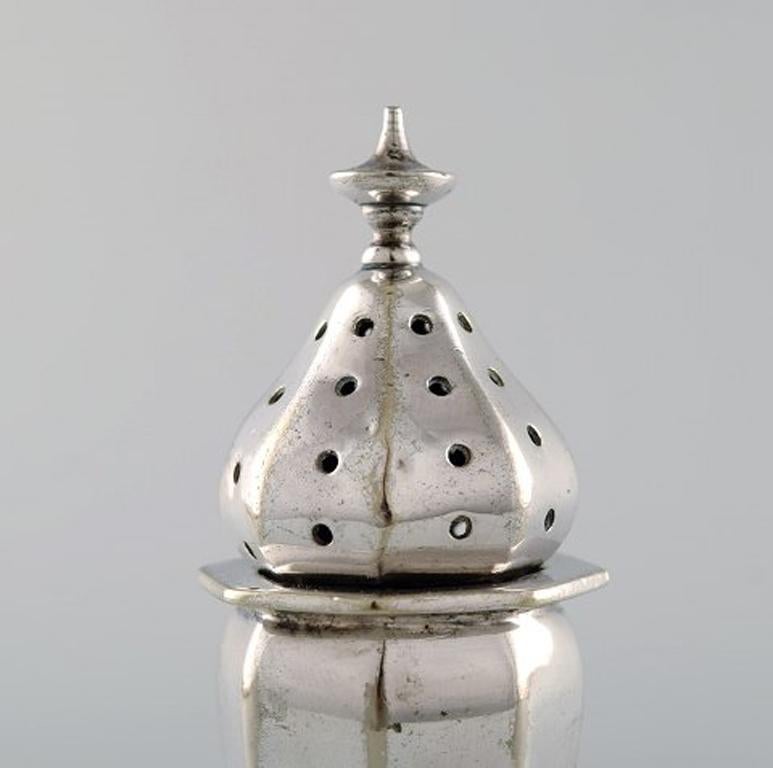 English pepper shaker in silver. Late 19th century. From large private collection.
Large selection in stock.
Stamped.
In very good condition. Minor wear.
Measures: 11.2 x 4.6 cm.
Provenance: British private collection.