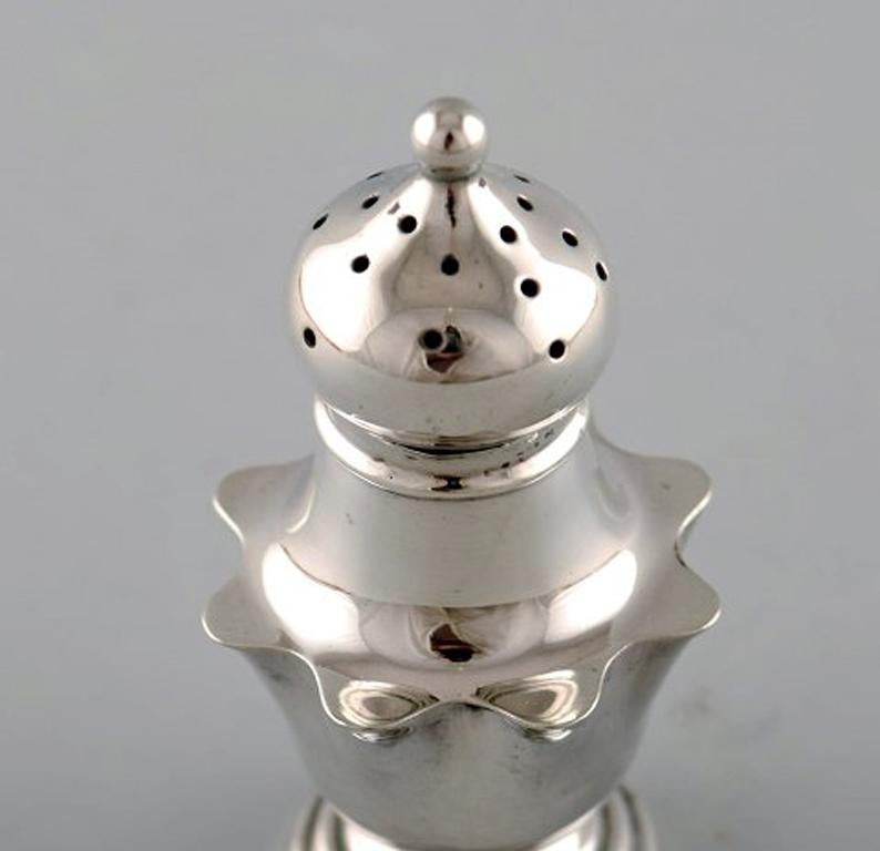 English pepper shaker in silver. Late 19th century. From large private collection.
Large selection in stock.
Stamped.
In very good condition. Minor wear.
Measures: 7.2 x 3.8 cm.
Provenance: British private collection.